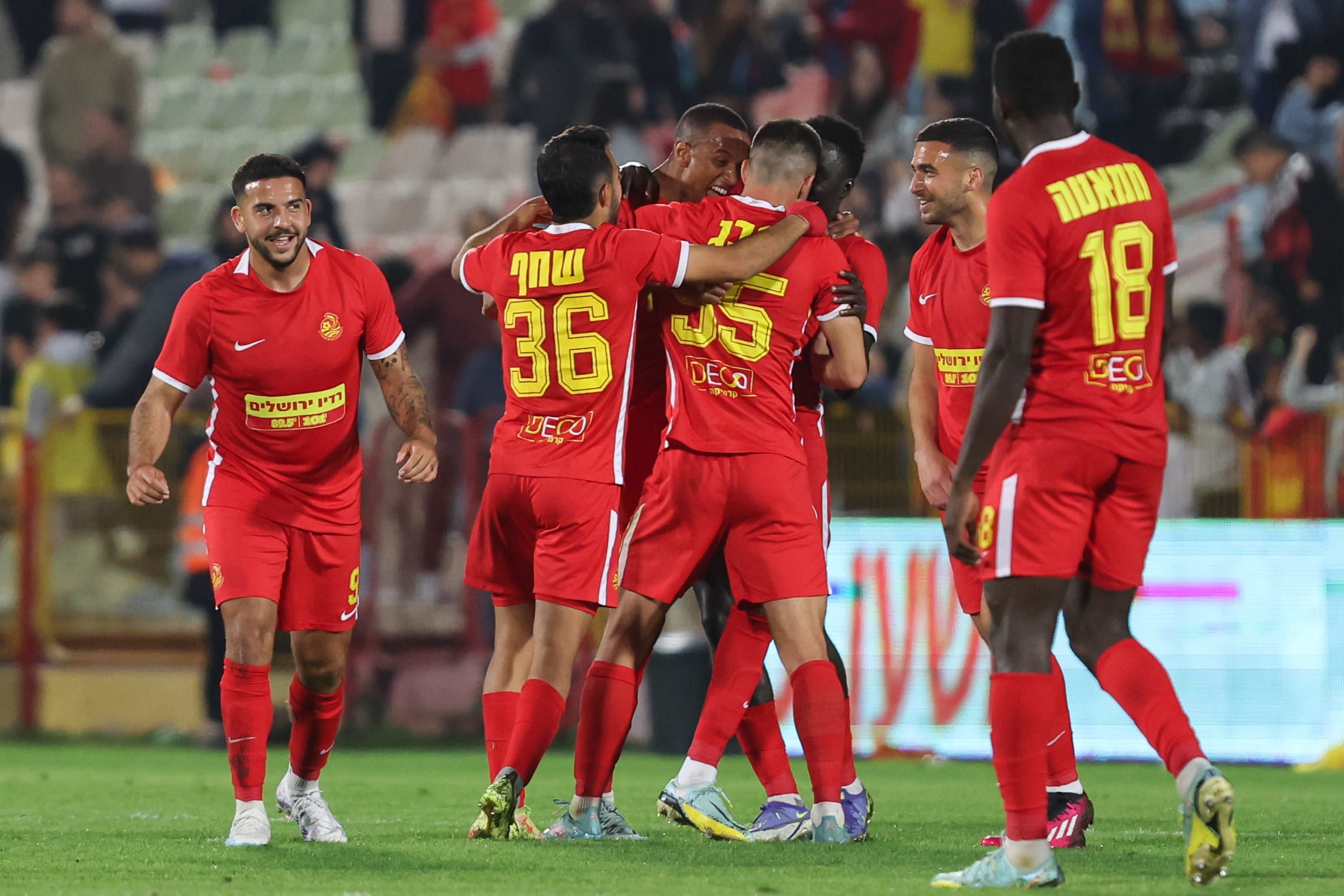 שחקני מ.ס. אשדוד חוגגים