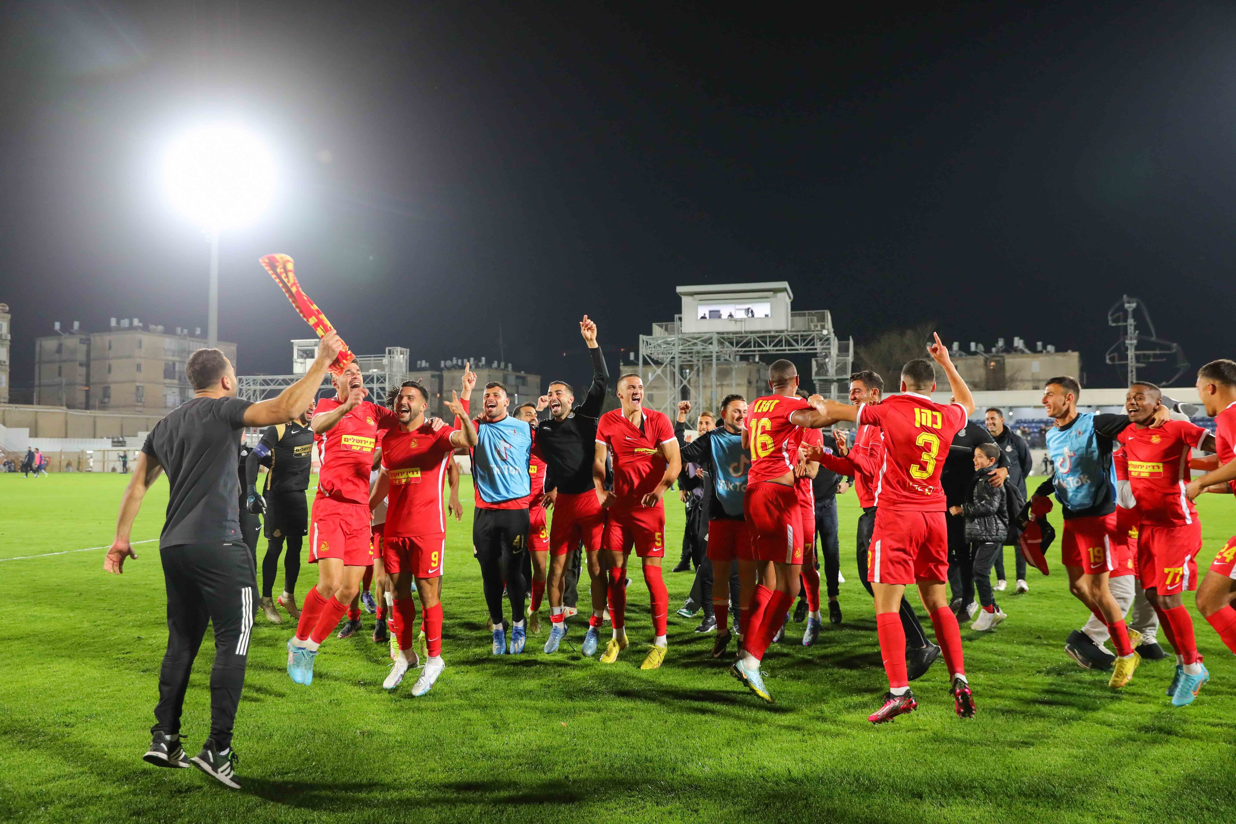 שחקני מ.ס. אשדוד חוגגים