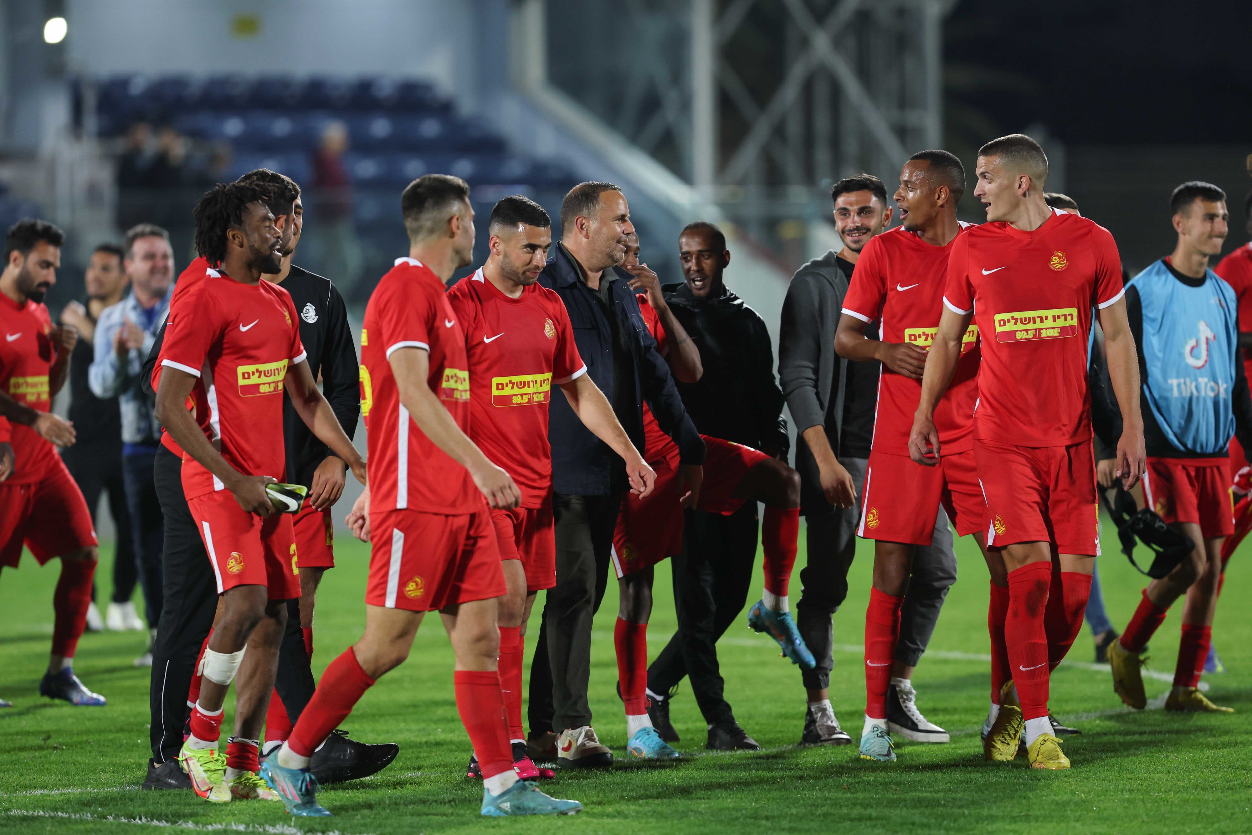 שחקני מ.ס. אשדוד חוגגים עם רן בן שמעון