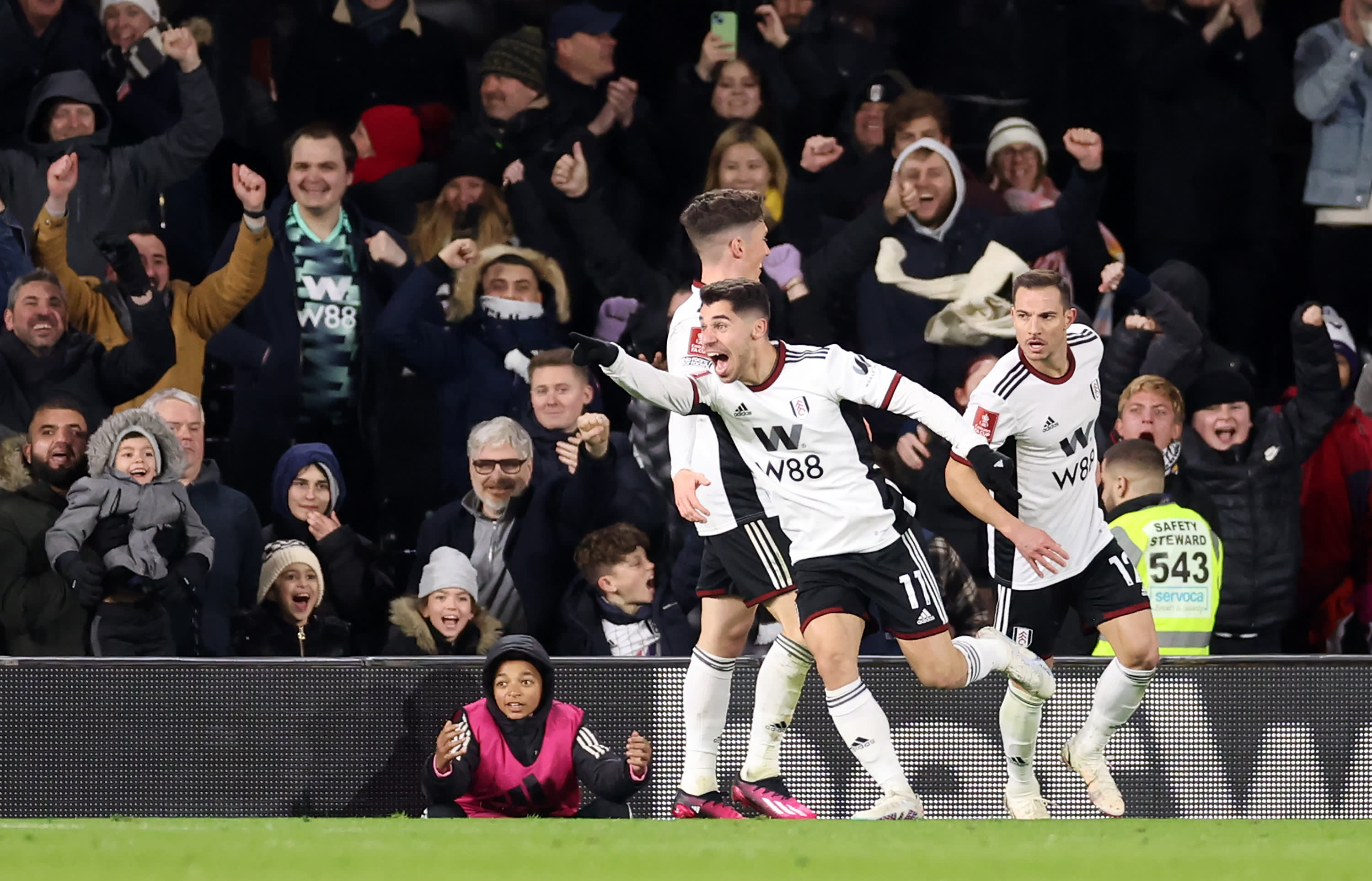 מנור סולומון, שחקן פולהאם חוגג