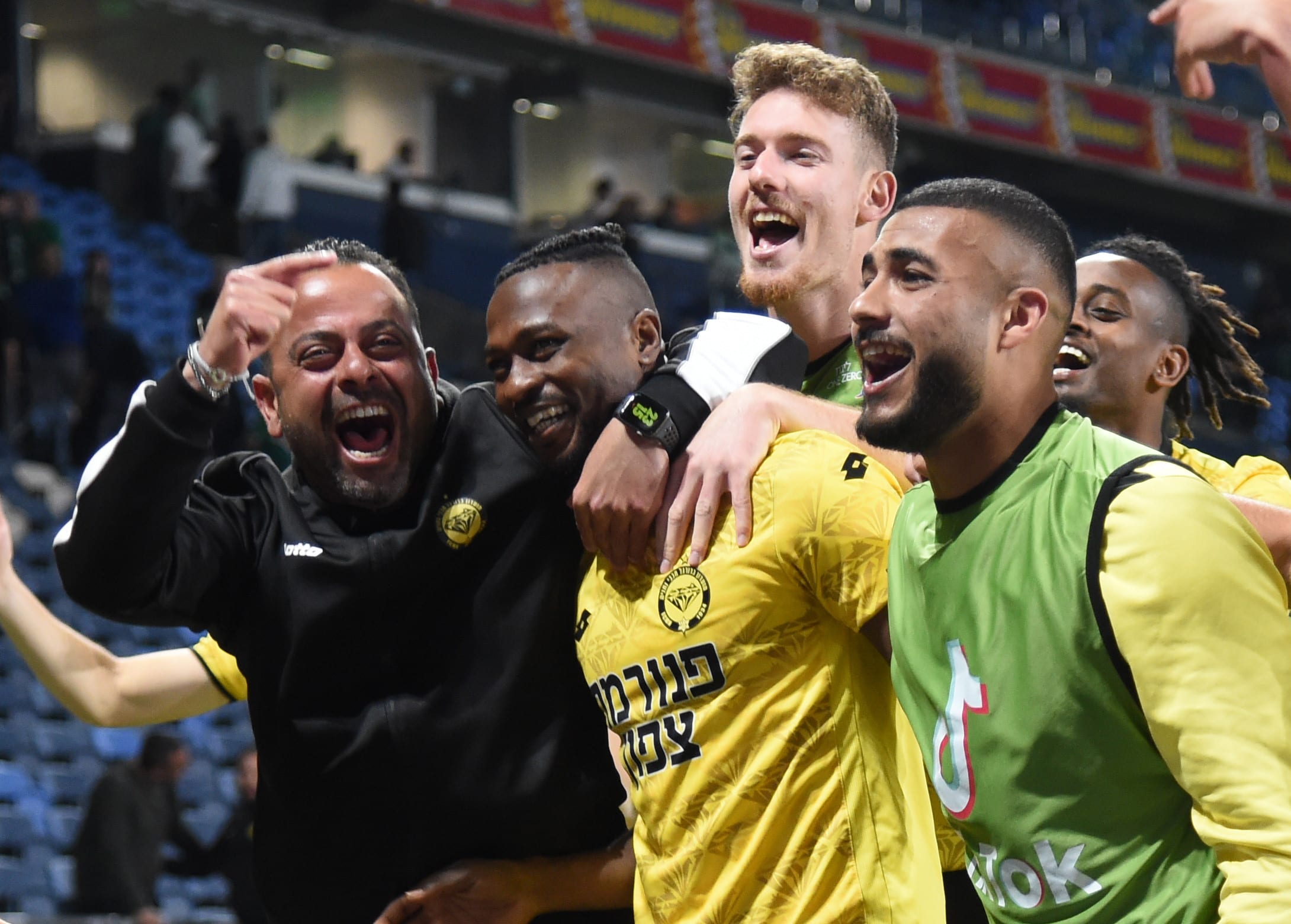 שחקני מכבי נתניה חוגגים עם פטריק טוומאסי