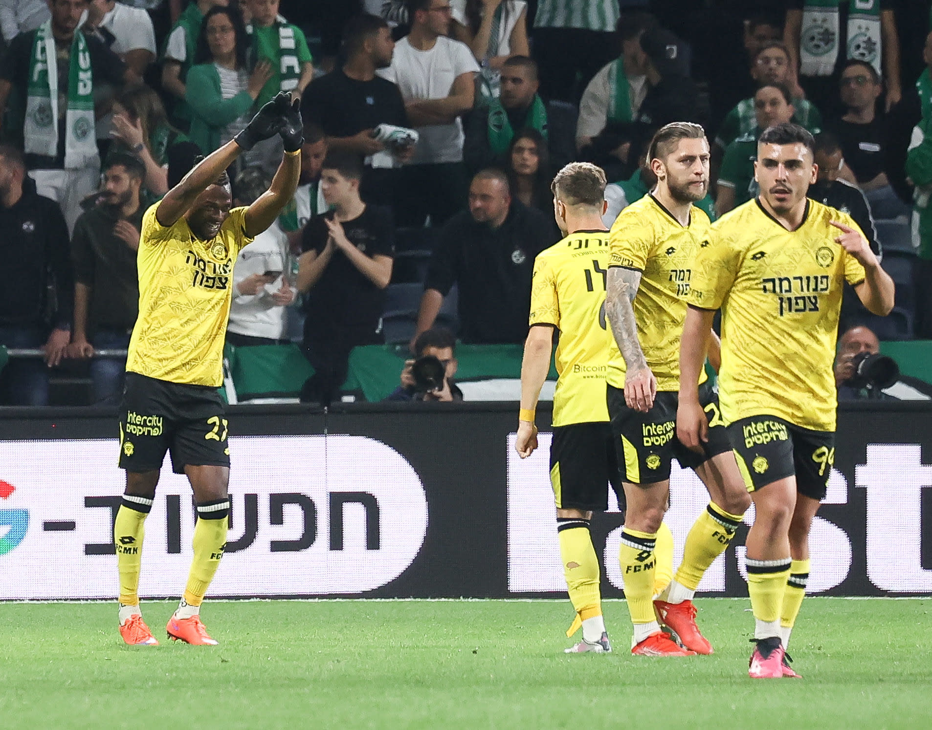 פטריק טוומאסי שחקן מכבי נתניה חוגג שער