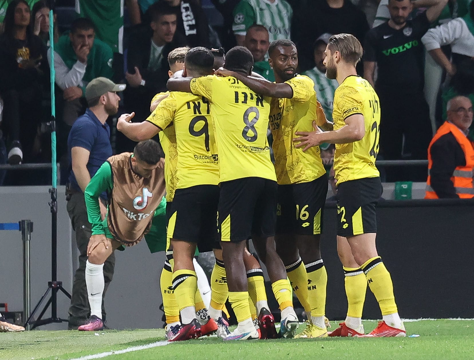 שחקני מכבי נתניה חוגגים