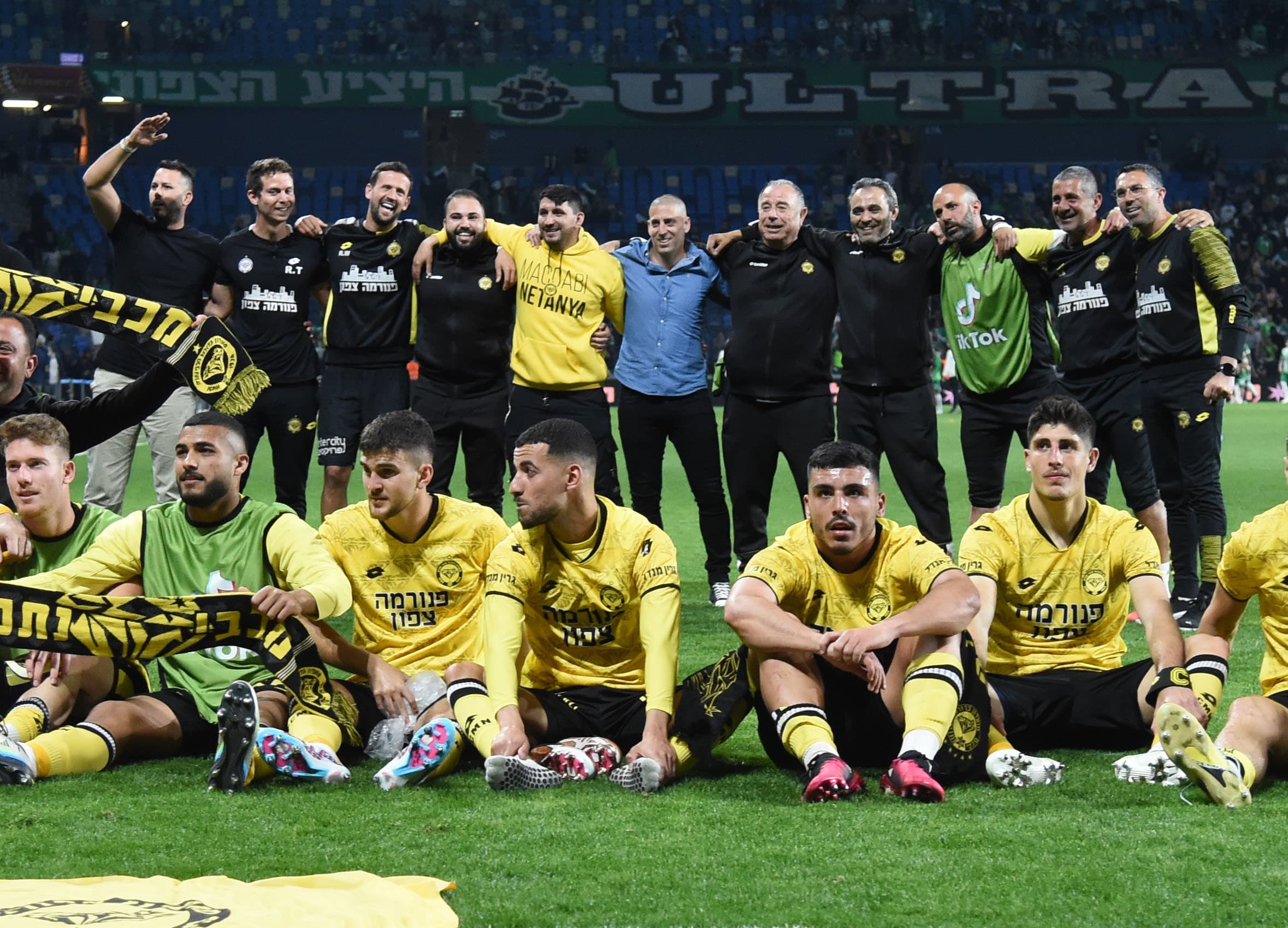 שחקני מכבי נתניה והצוות המקצועי