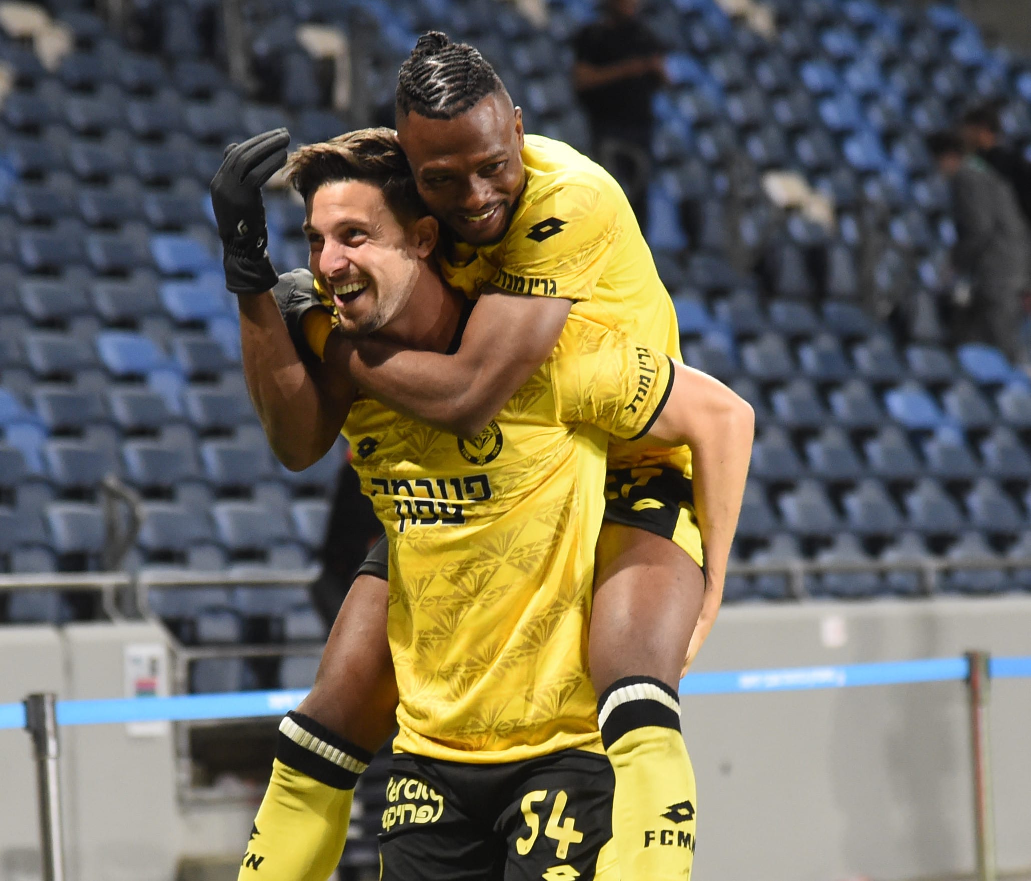 לירן רוטמן עם פטריק טוומאסי שחקני מכבי נתניה