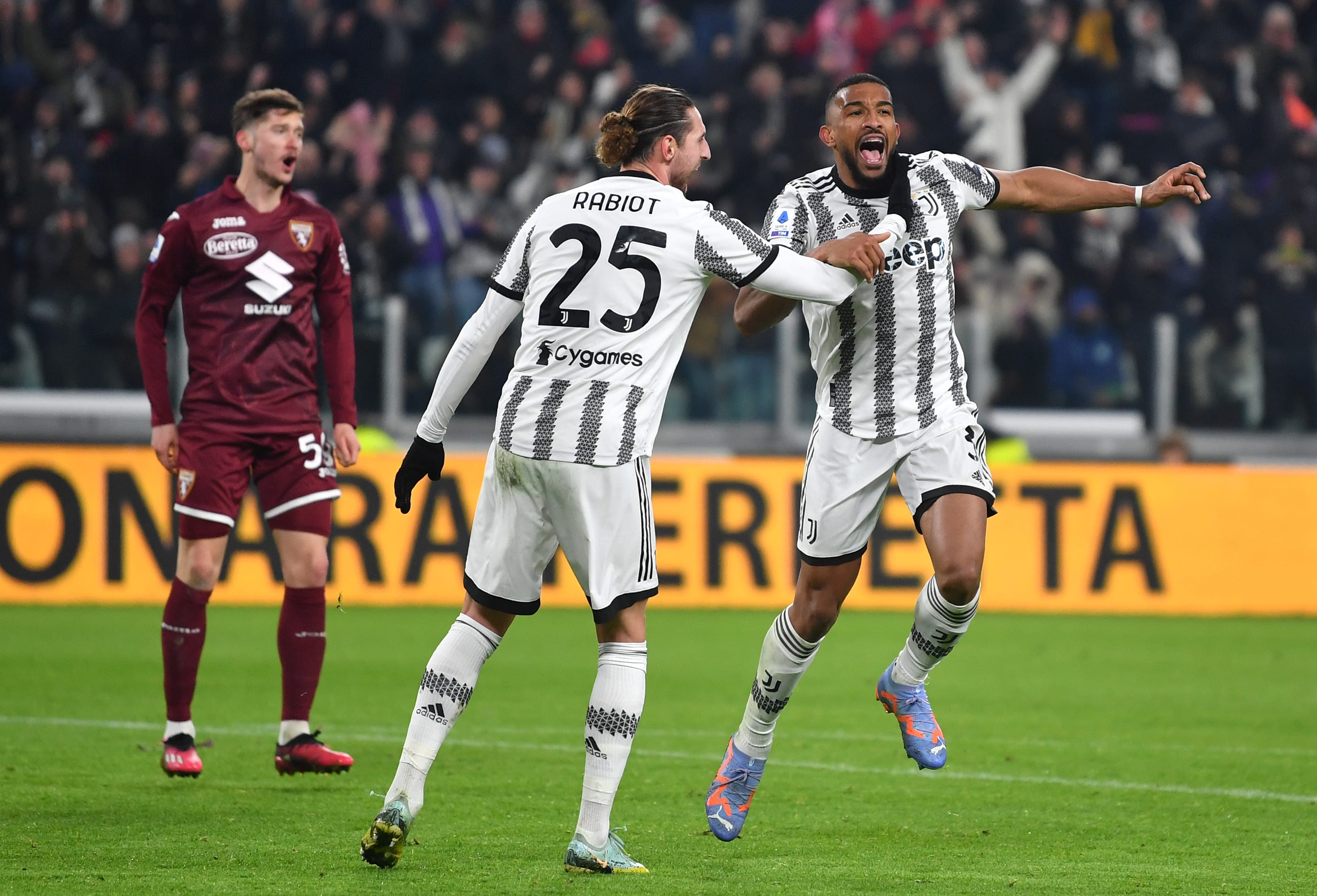 ברמר שחקן יובנטוס חוגג עם אדריאן ראביו