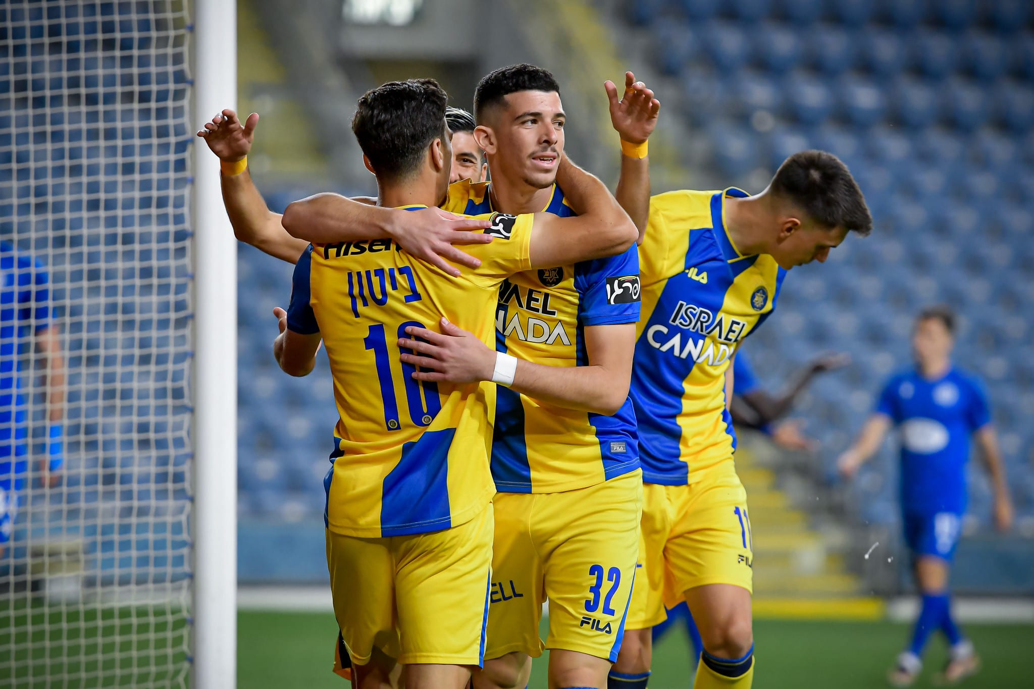 שחקן מכבי תל אביב דור תורג'מן חוגג עם דן ביטון