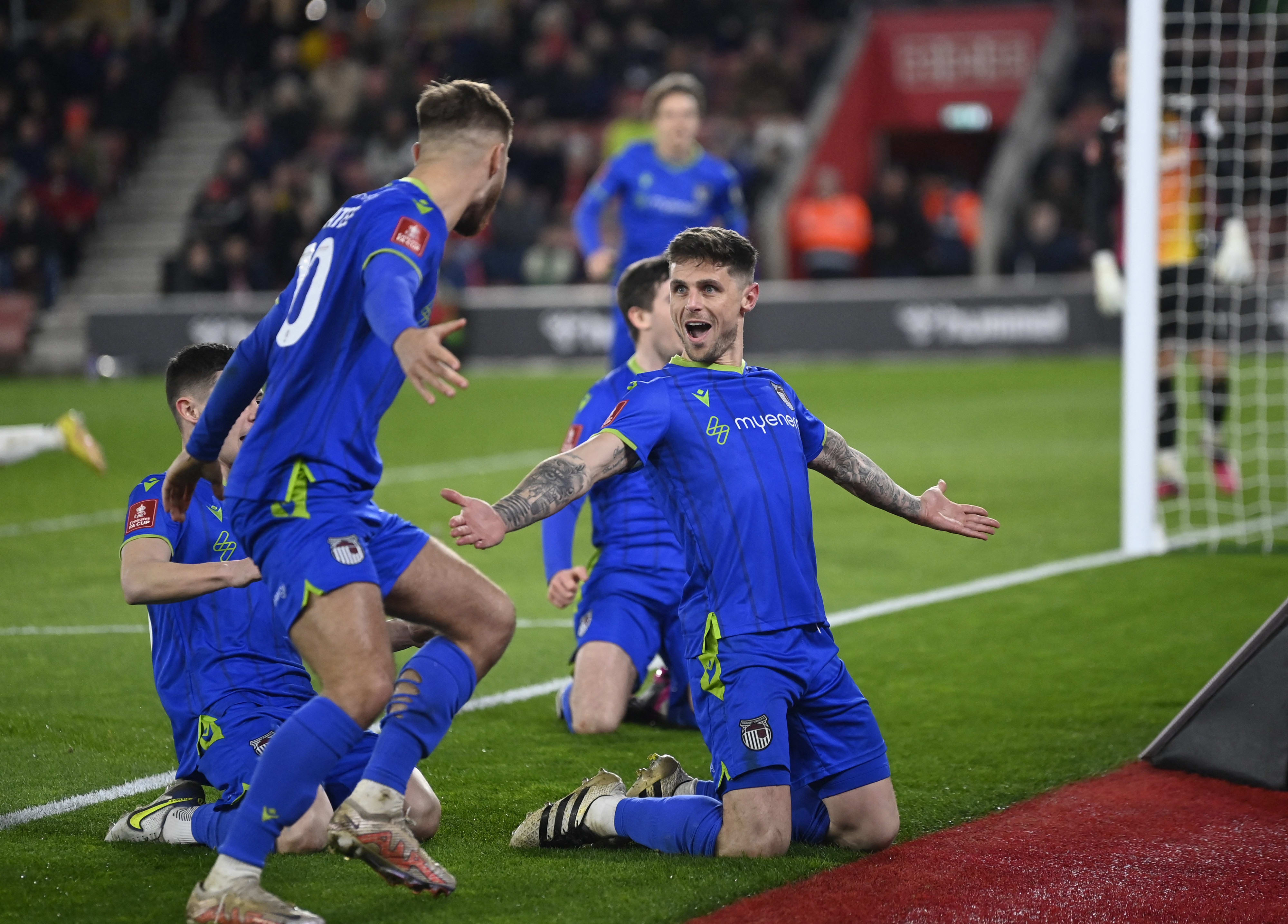 שחקני גרימסבי חוגגים