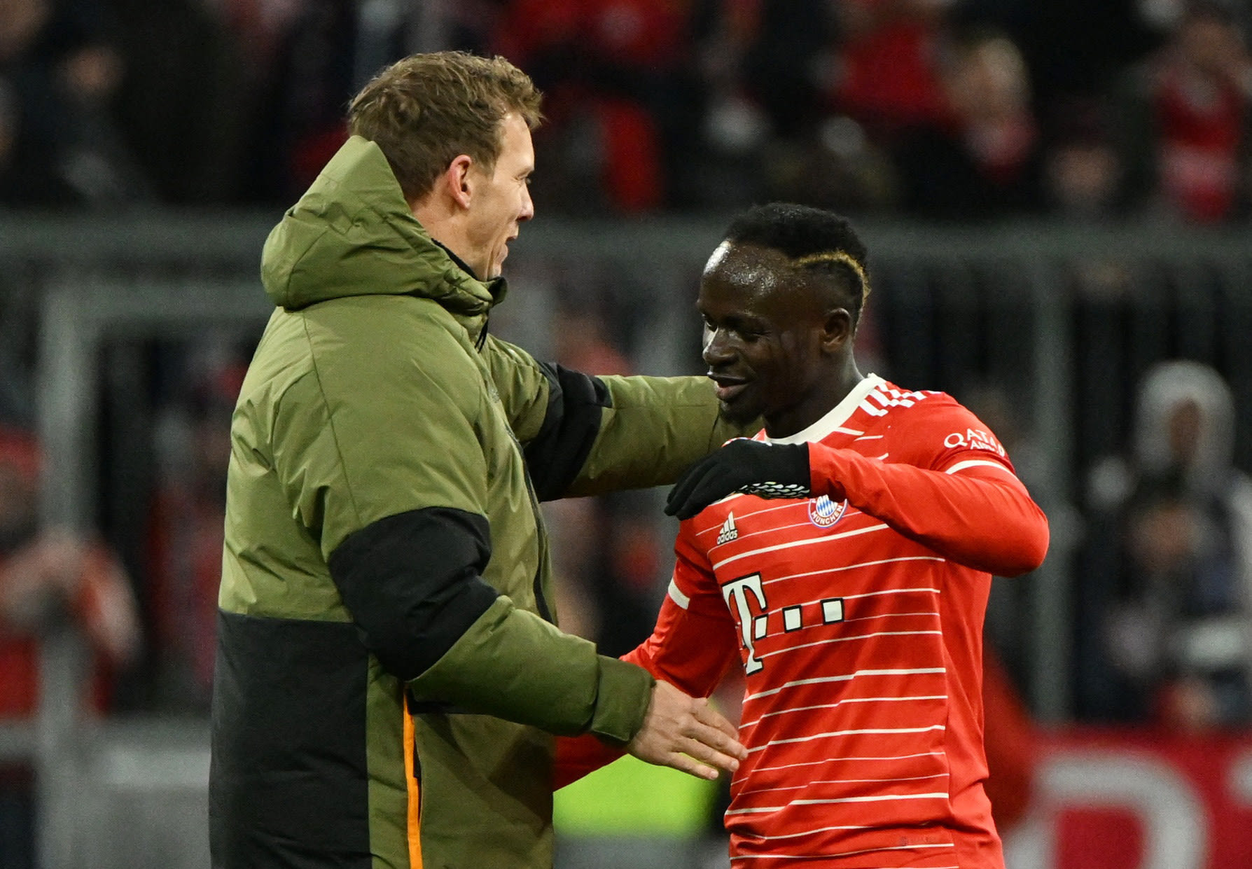 סאדיו מאנה שחקן באיירן מינכן עם מאמנו יוליאן נאגלסמן