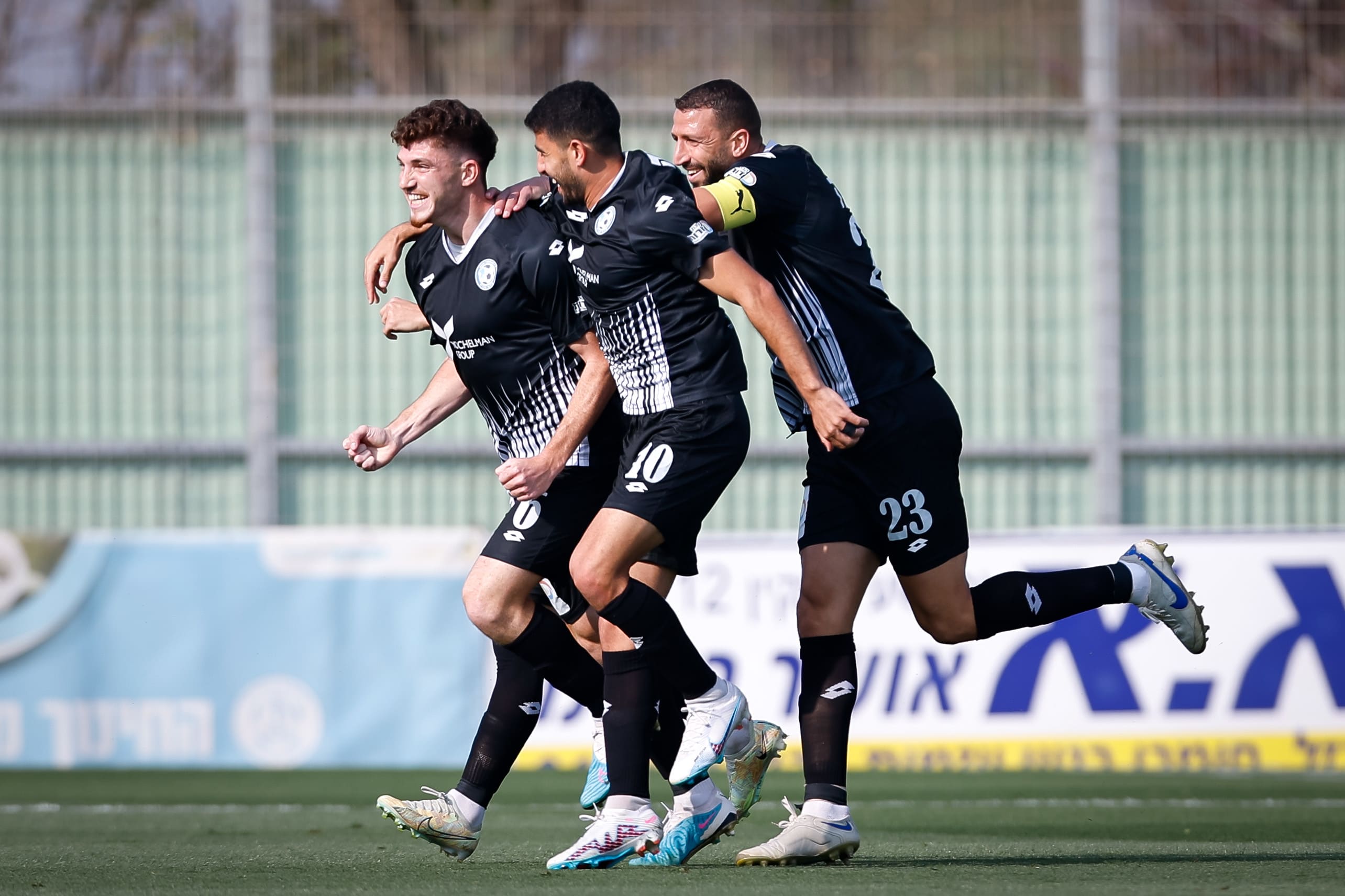 שחקני עירוני טבריה חוגגים עם ברק אביתר