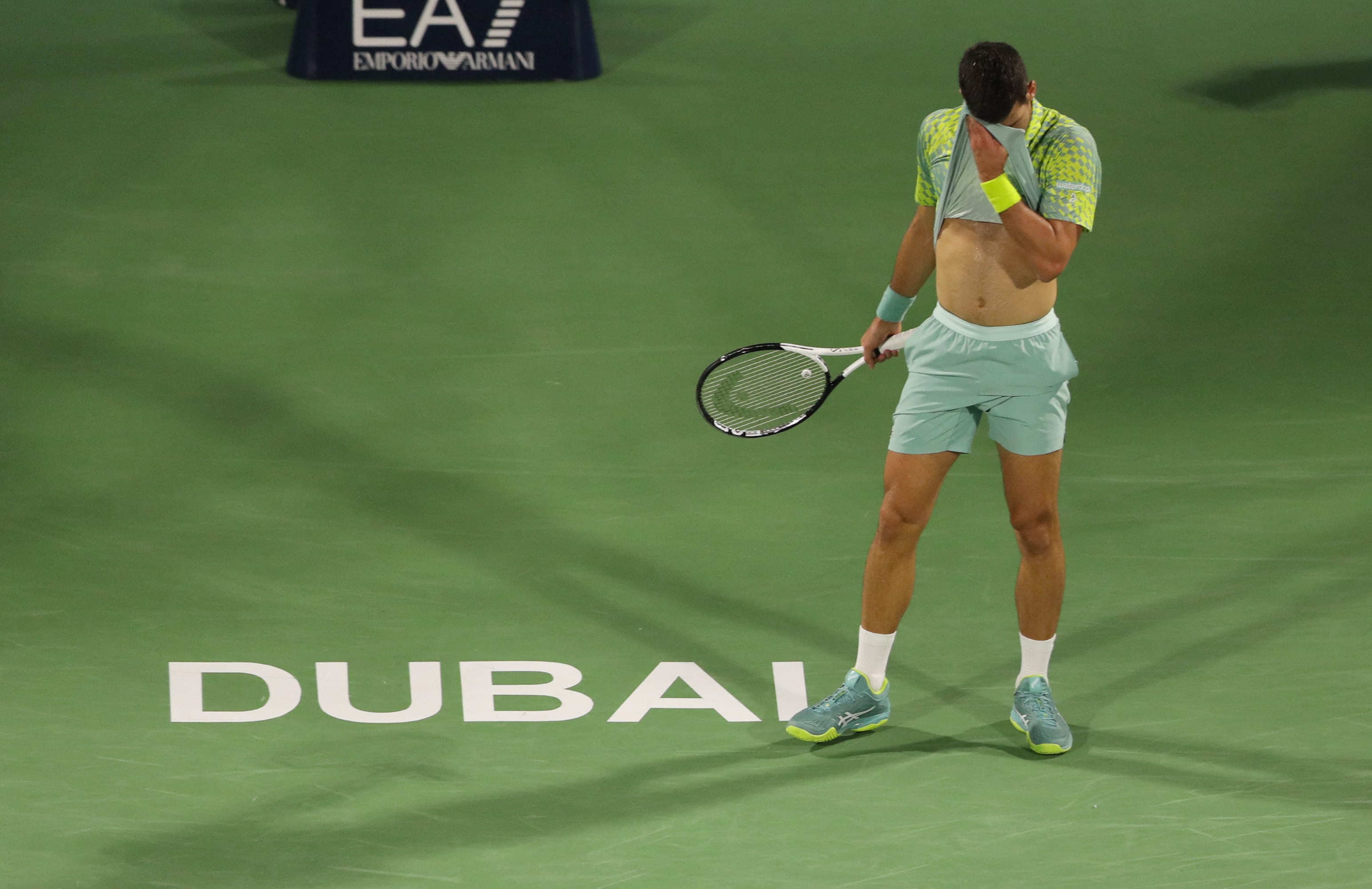 הטניסאי הסרבי נובאק דג'וקוביץ' מתוסכל