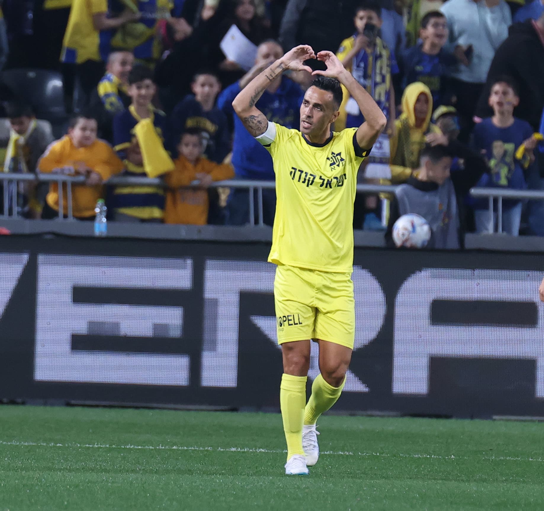 ערן זהבי שחקן מכבי תל אביב חוגג שער