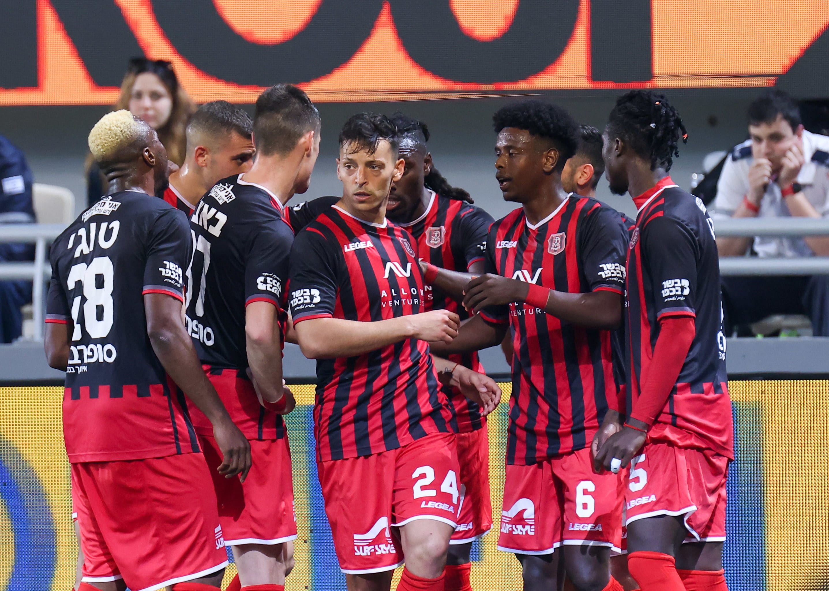 שחקני הפועל ירושלים חוגגים עם גיא בדש