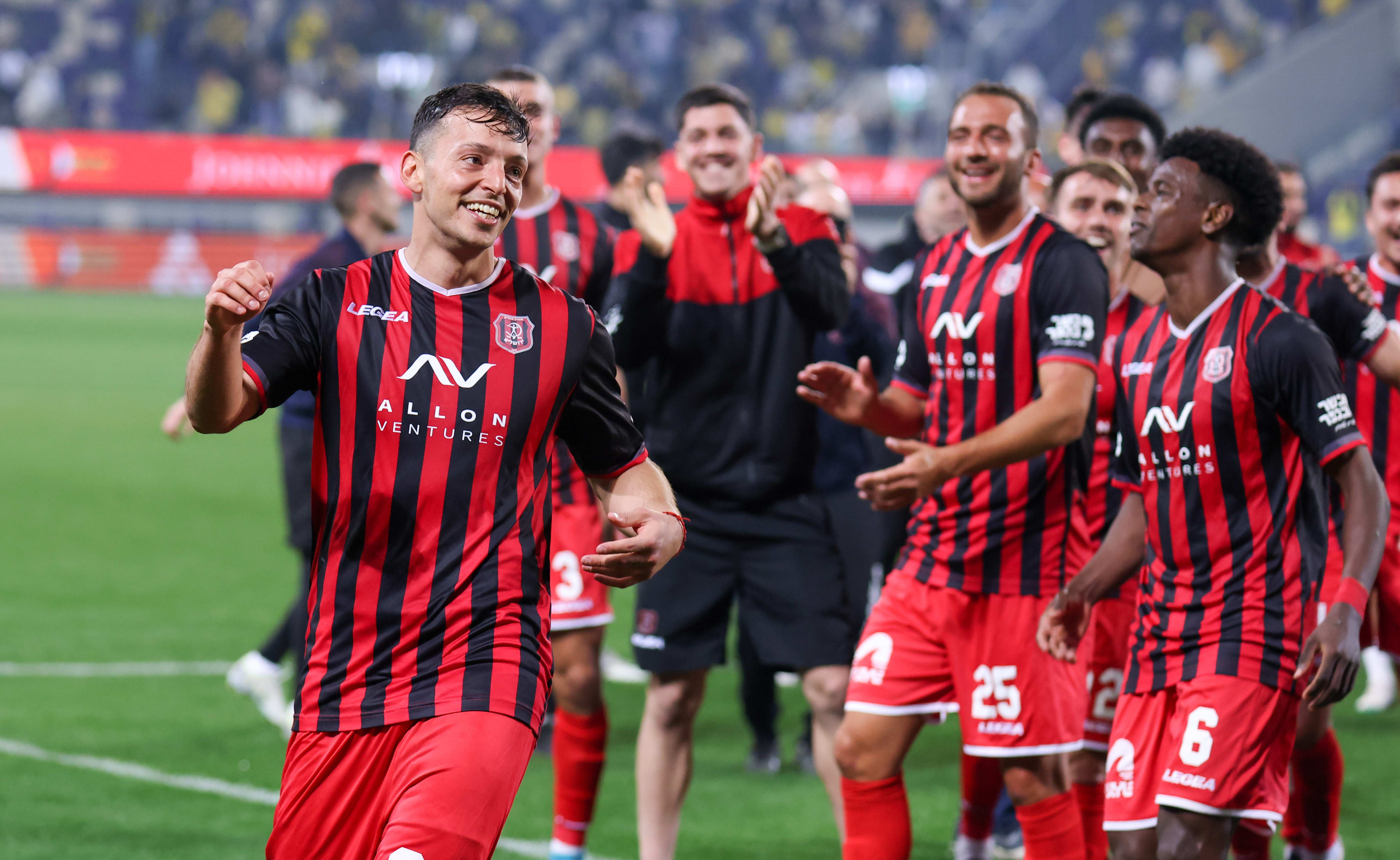 גיא בדש חוגג עם שחקני הפועל ירושלים