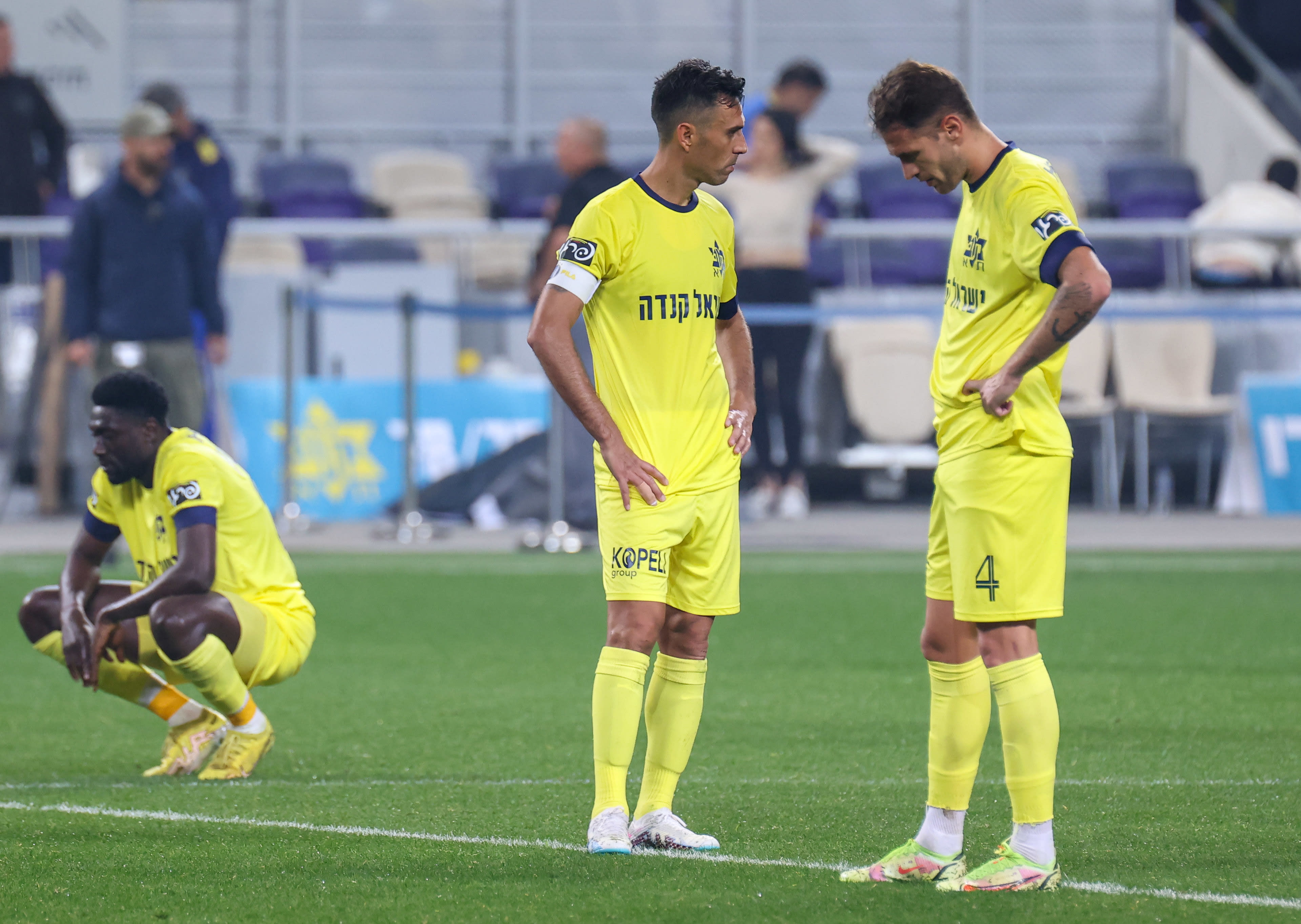 אנריק סבוריט עם ערן זהבי שחקני מכבי תל אביב מאוכזבים