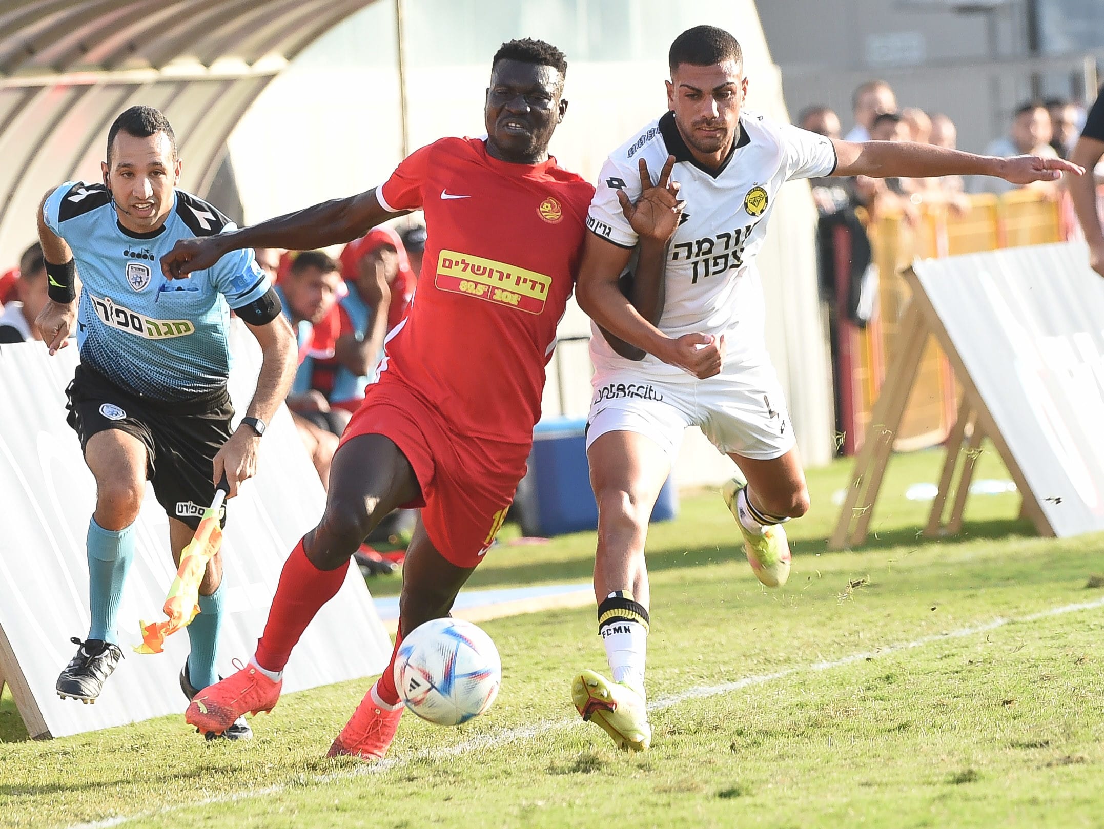 שחקן מ.ס. אשדוד אבנעזר ממאטה, מול שחקן מכבי נתניה רז שלמה