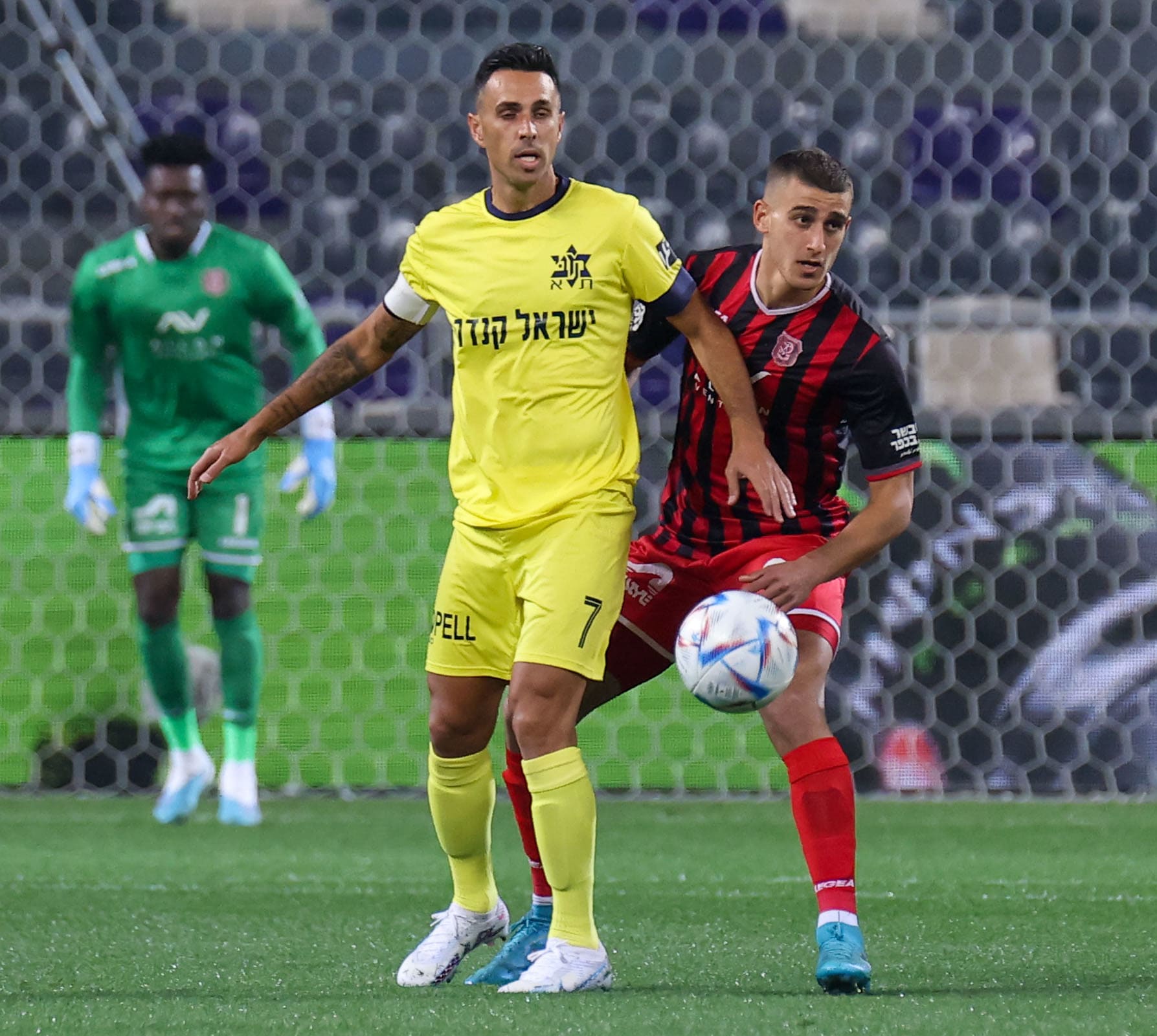 ערן זהבי שחקן מכבי תל אביב לפני נועם מלמוד שחקן הפועל ירושלים
