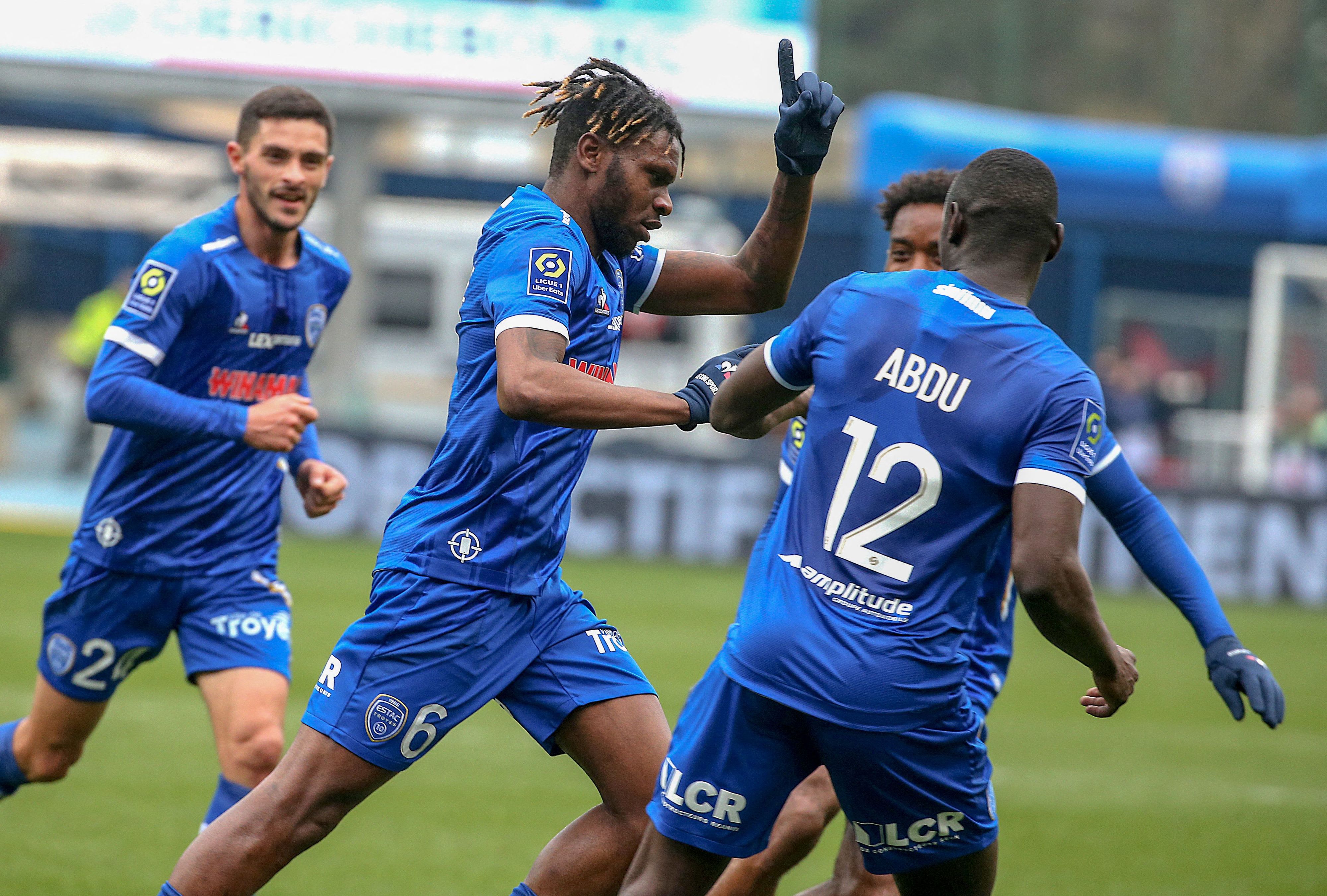 שחקני טרואה חוגגים