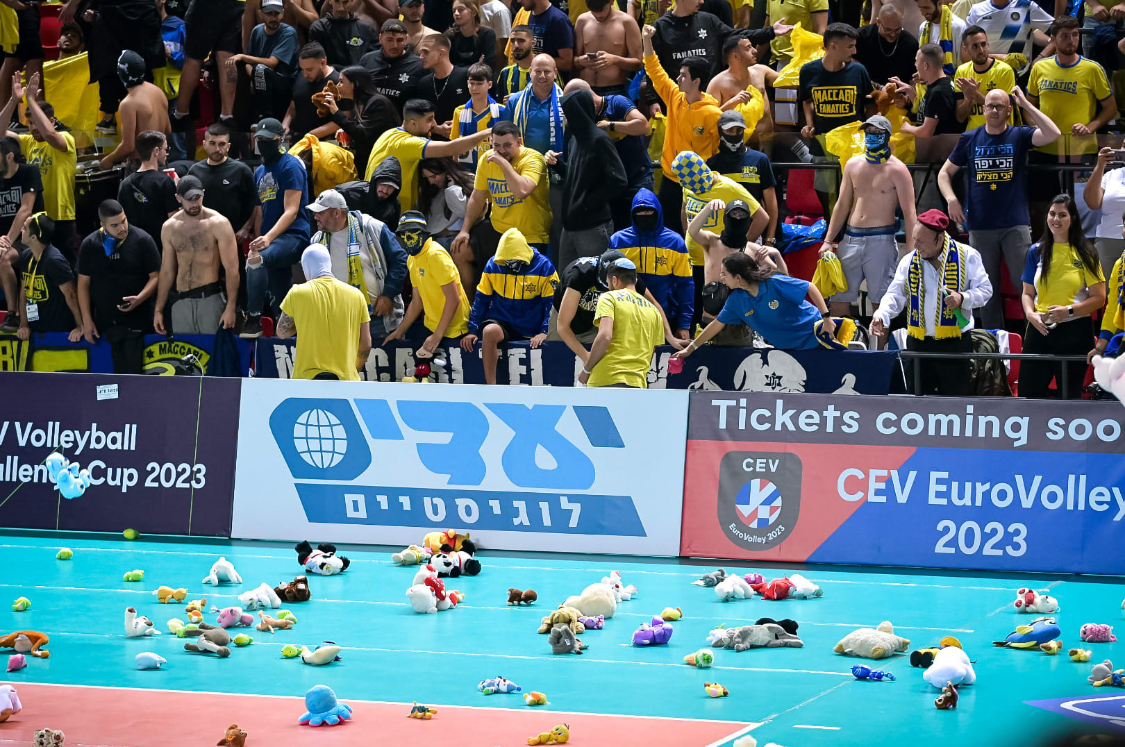 אוהדי מכבי תל אביב כדורעף זורקים בובות למגרש