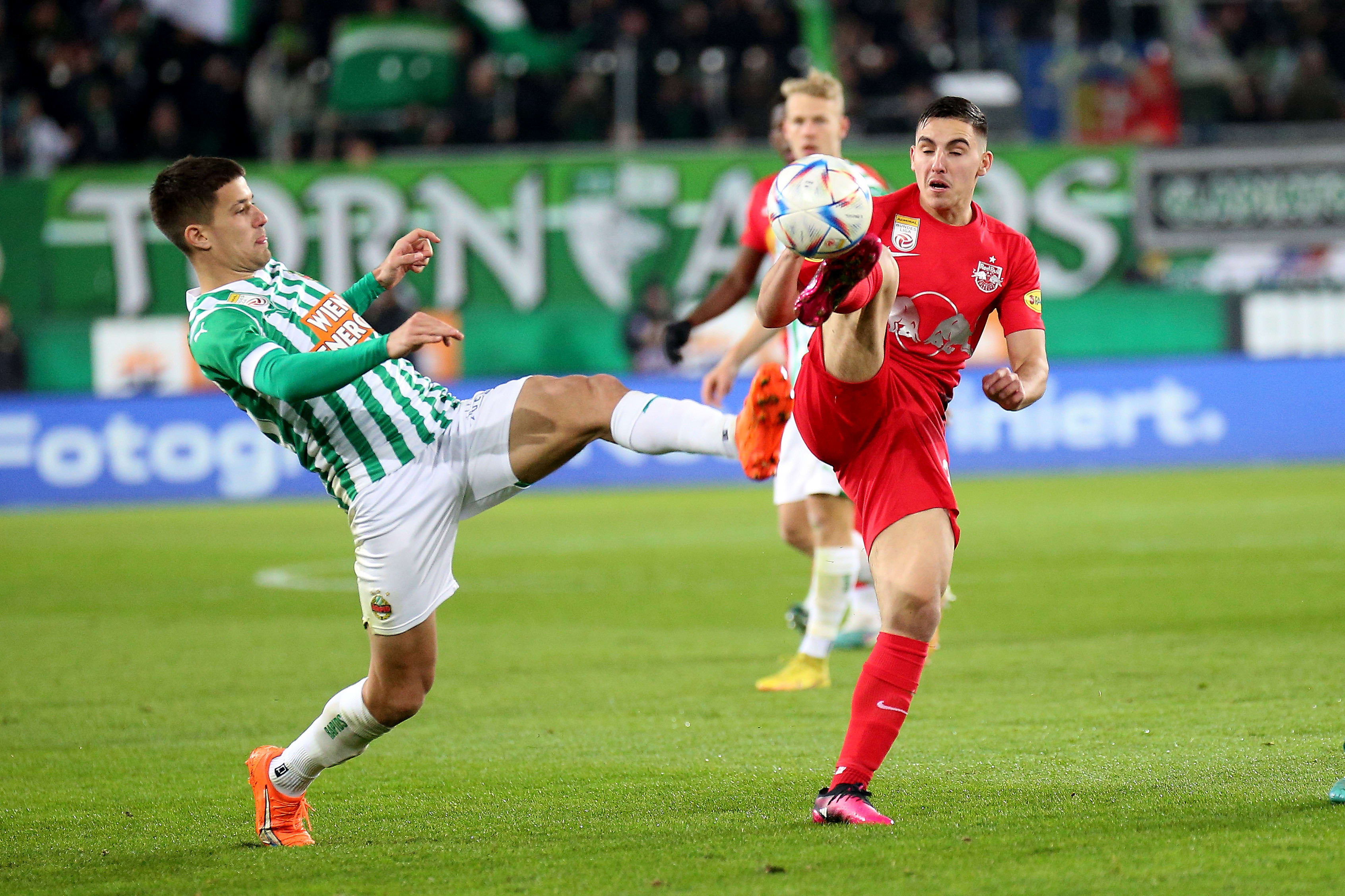 אוסקר גלוך שחקן רד בול זלצבורג מול יונאס אוור שחקן ראפיד וינה