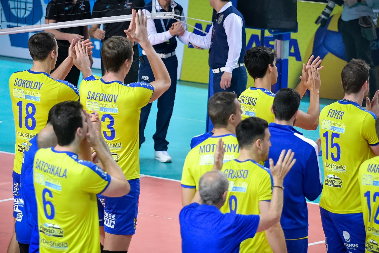 שחקני מכבי תל אביב כדורעף מודים לקהל