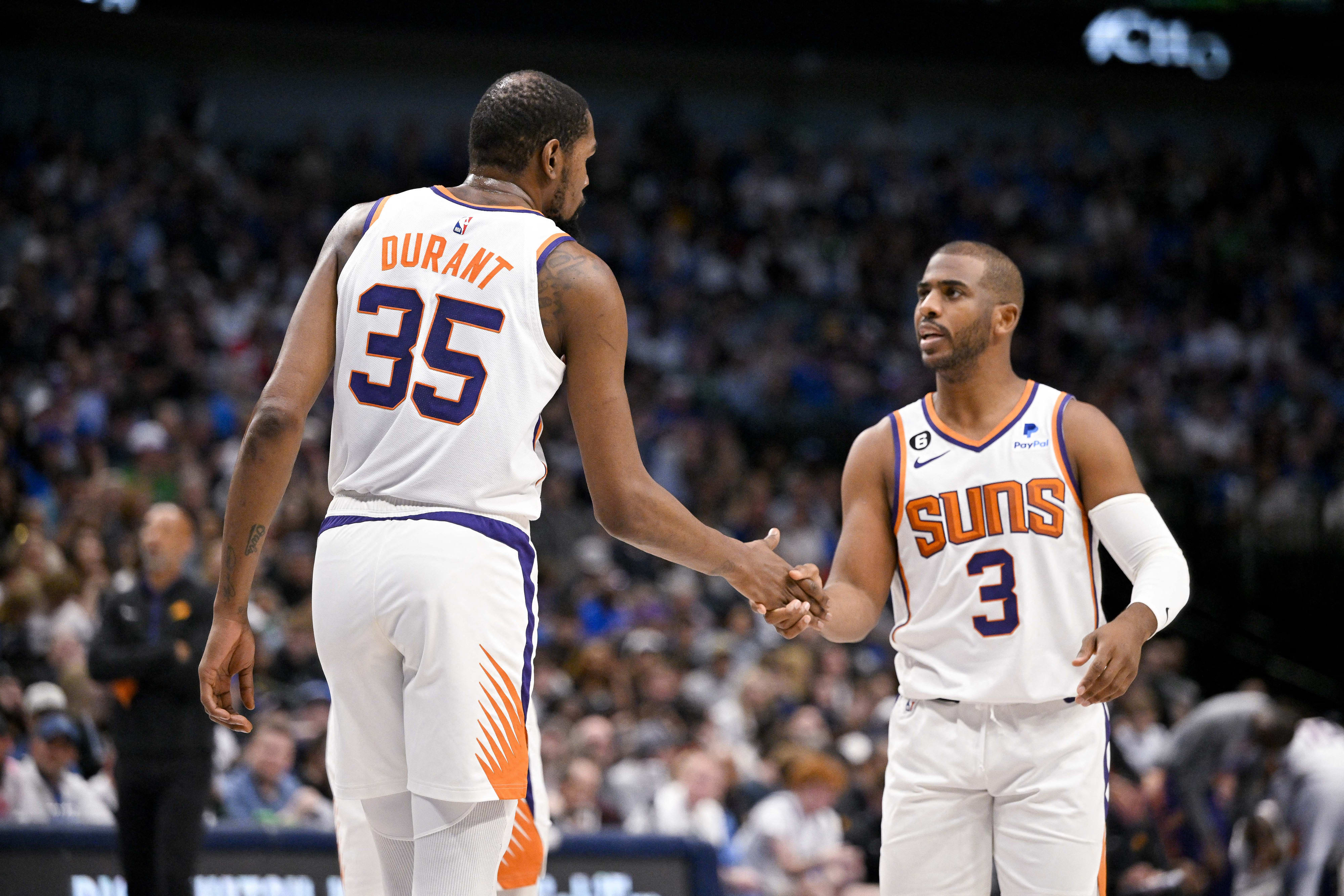 שחקן פיניקס סאנס קווין דוראנט עם כריס פול