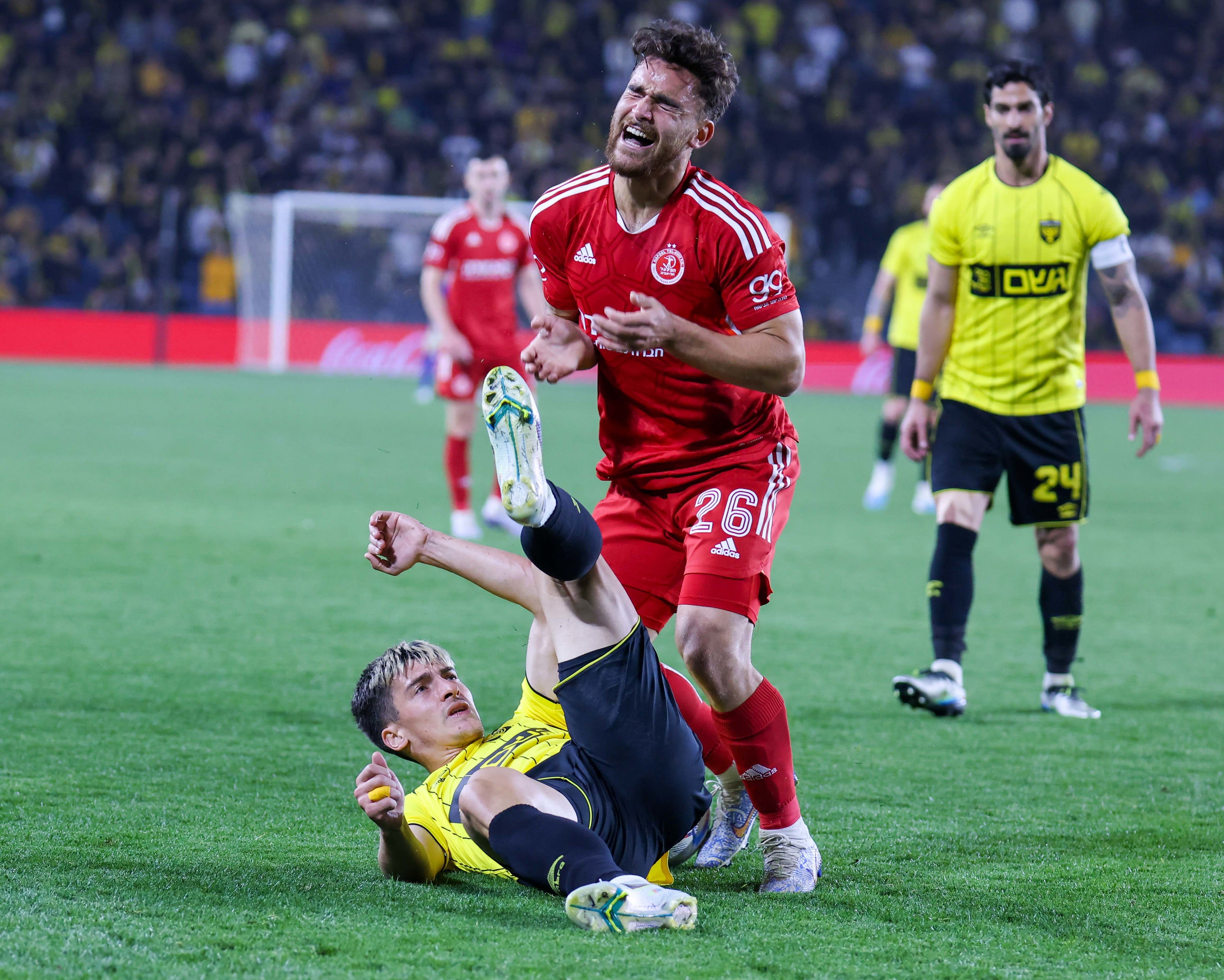 שחקן הפועל תל אביב אחרי גורפינקל אחרי ששחקן בית"ר ירושלים יון ניקולאסקו בעט בפניו