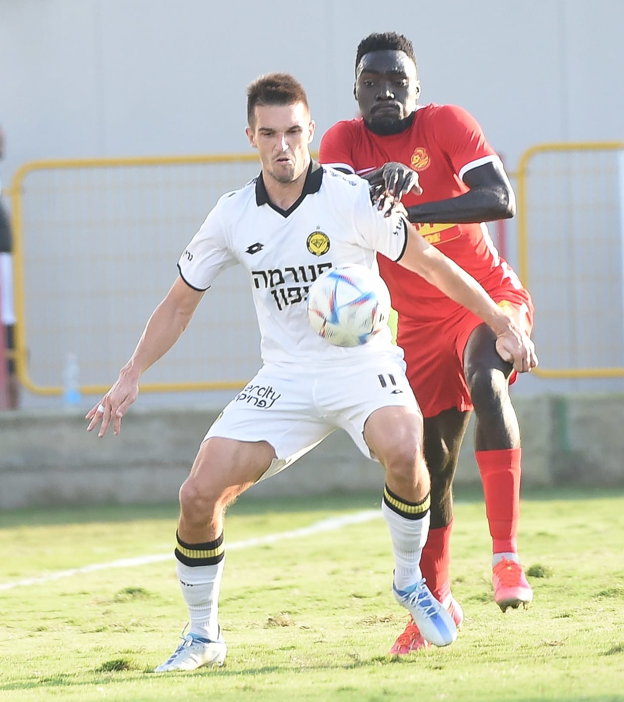 טימותי אוואני, שחקן מ.ס. אשדוד, מול איגור זלאטנוביץ', שחקן מכבי נתניה