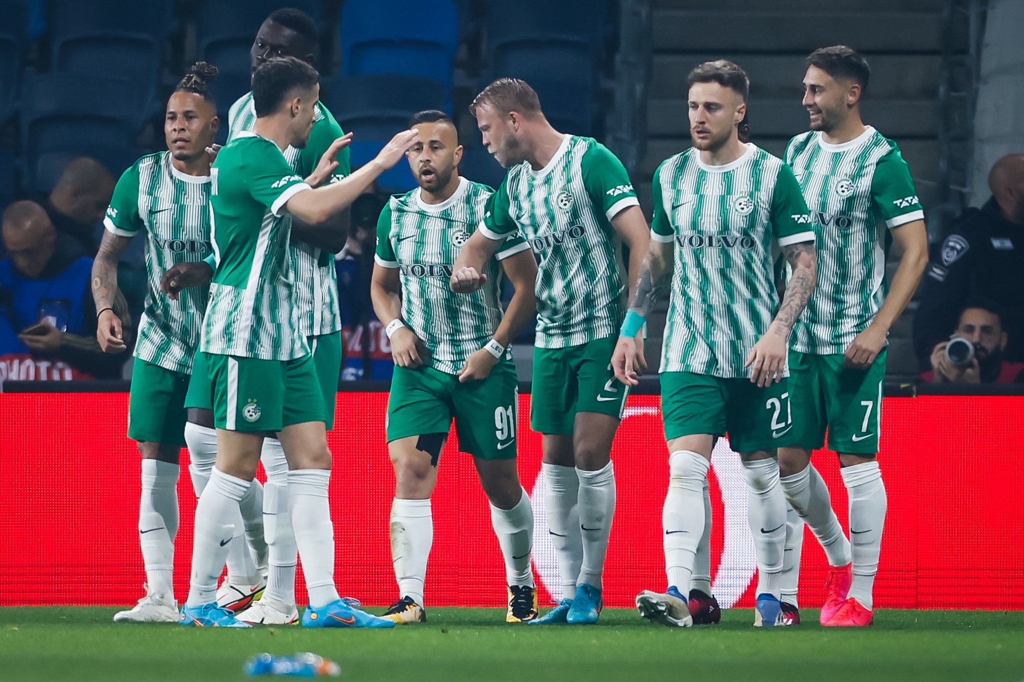 שחקני מכבי חיפה חוגגים