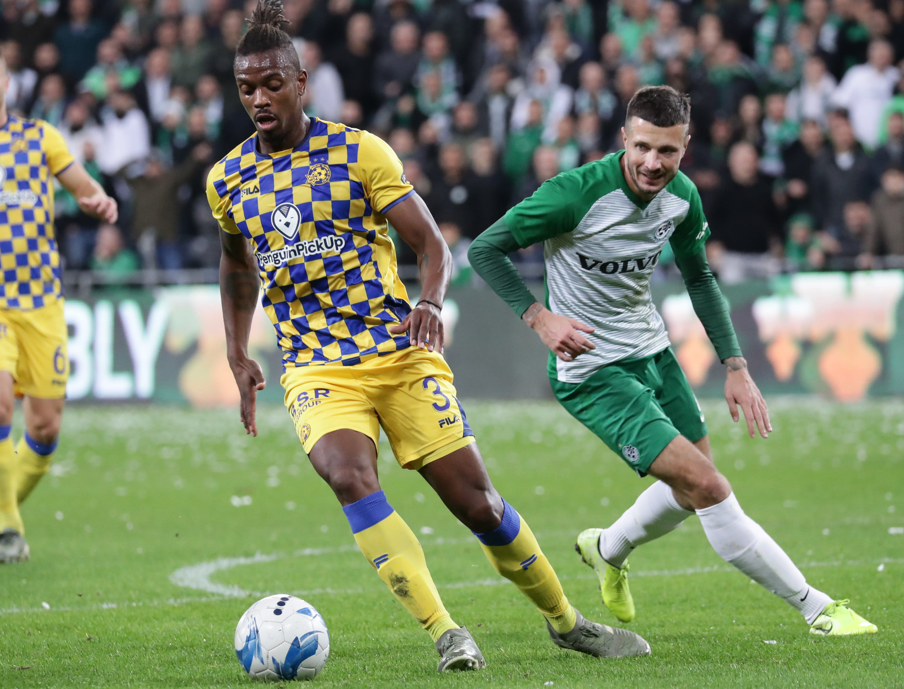 ז'איר אמאדור שחקן מכבי תל אביב מול ניקיטה רוקאביציה שחקן מכבי חיפה