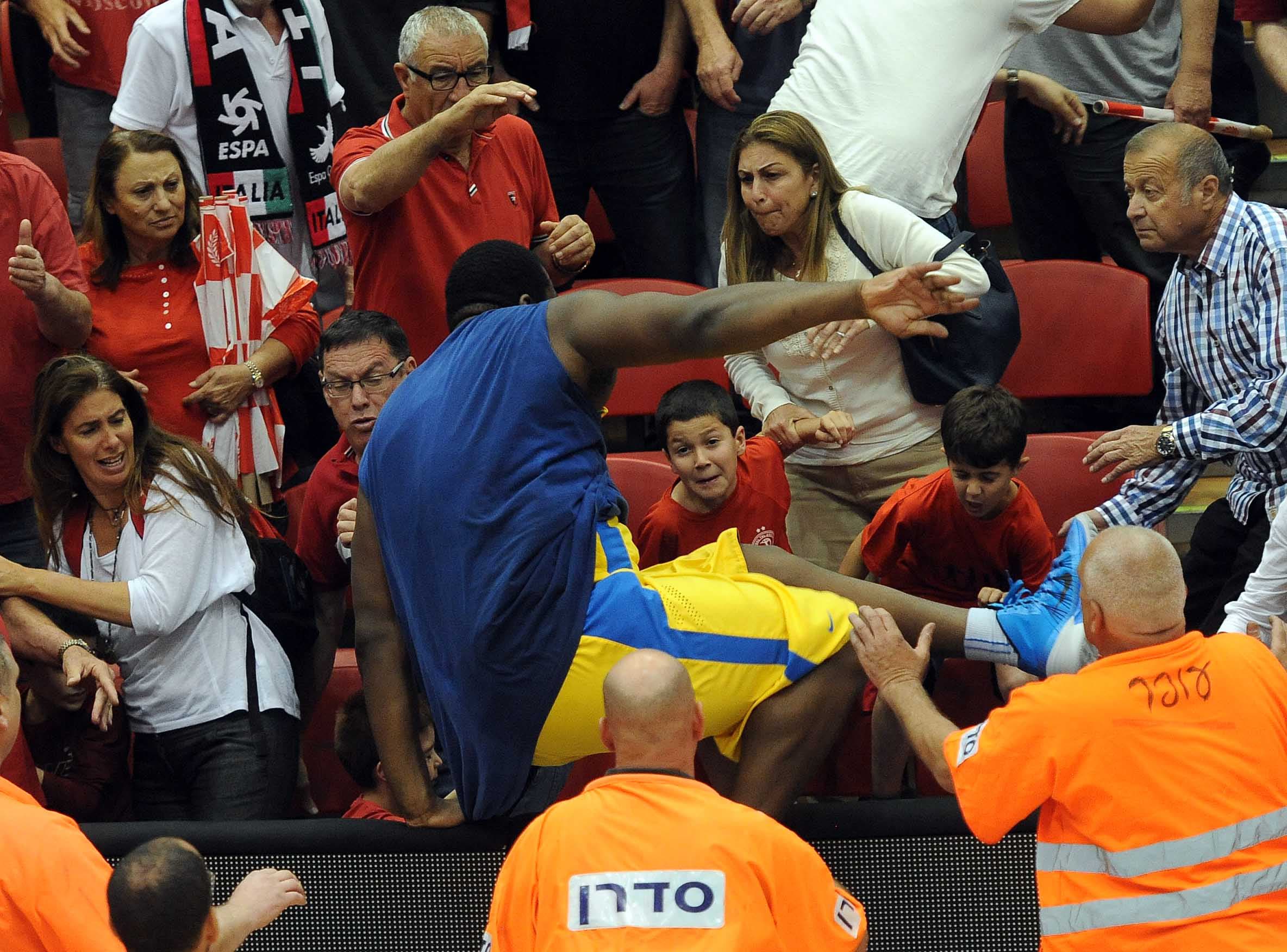 סופוקליס שחורציאניטיס קופץ לתוך יציע אוהדי הפועל תל אביב