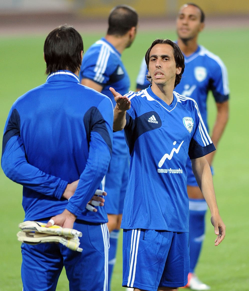 יוסי בניון שחקן נבחרת ישראל בכדורגל עם דודו אוואט