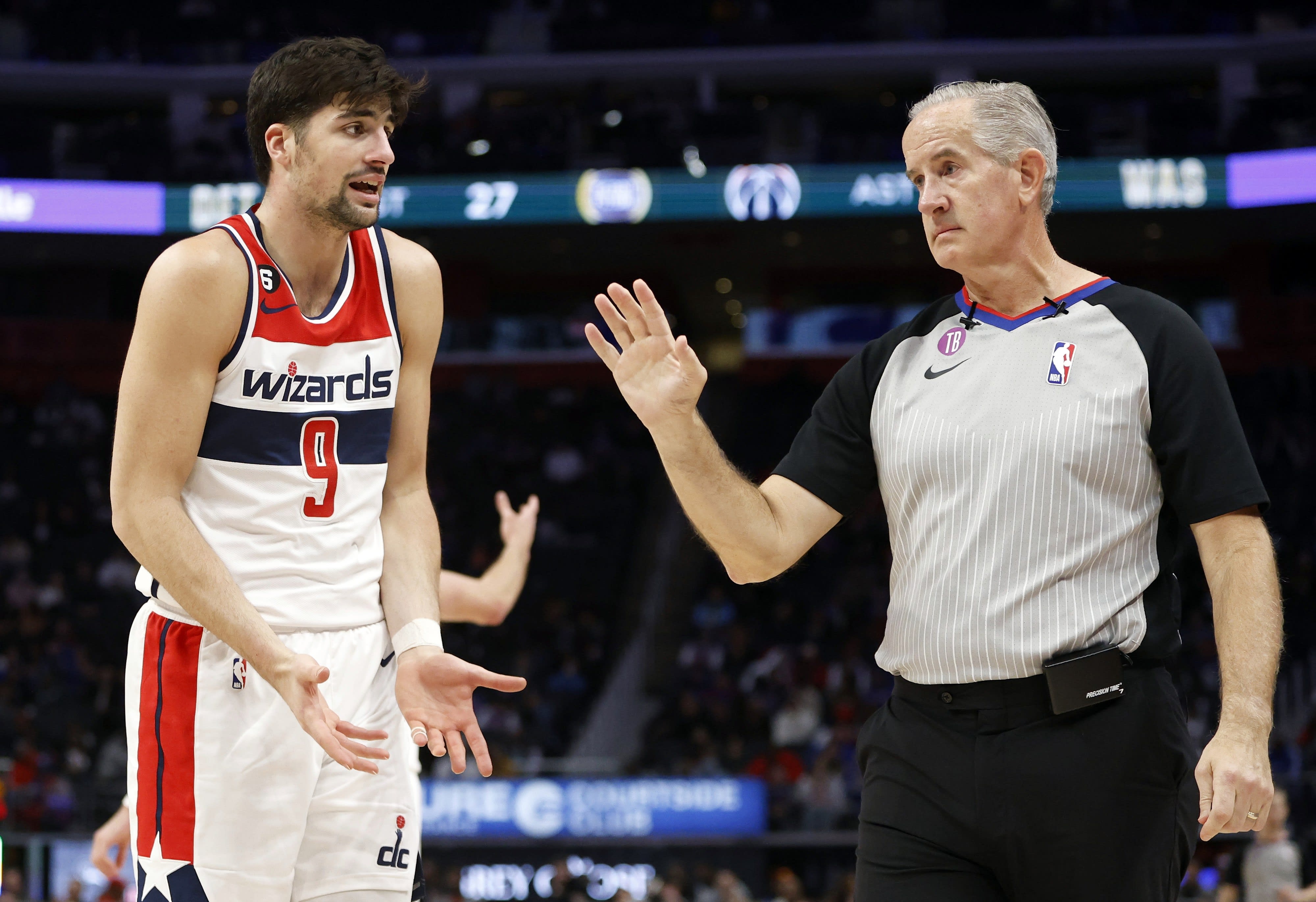 שחקן וושינגטון וויזארדס דני אבדיה מתלונן לשופט