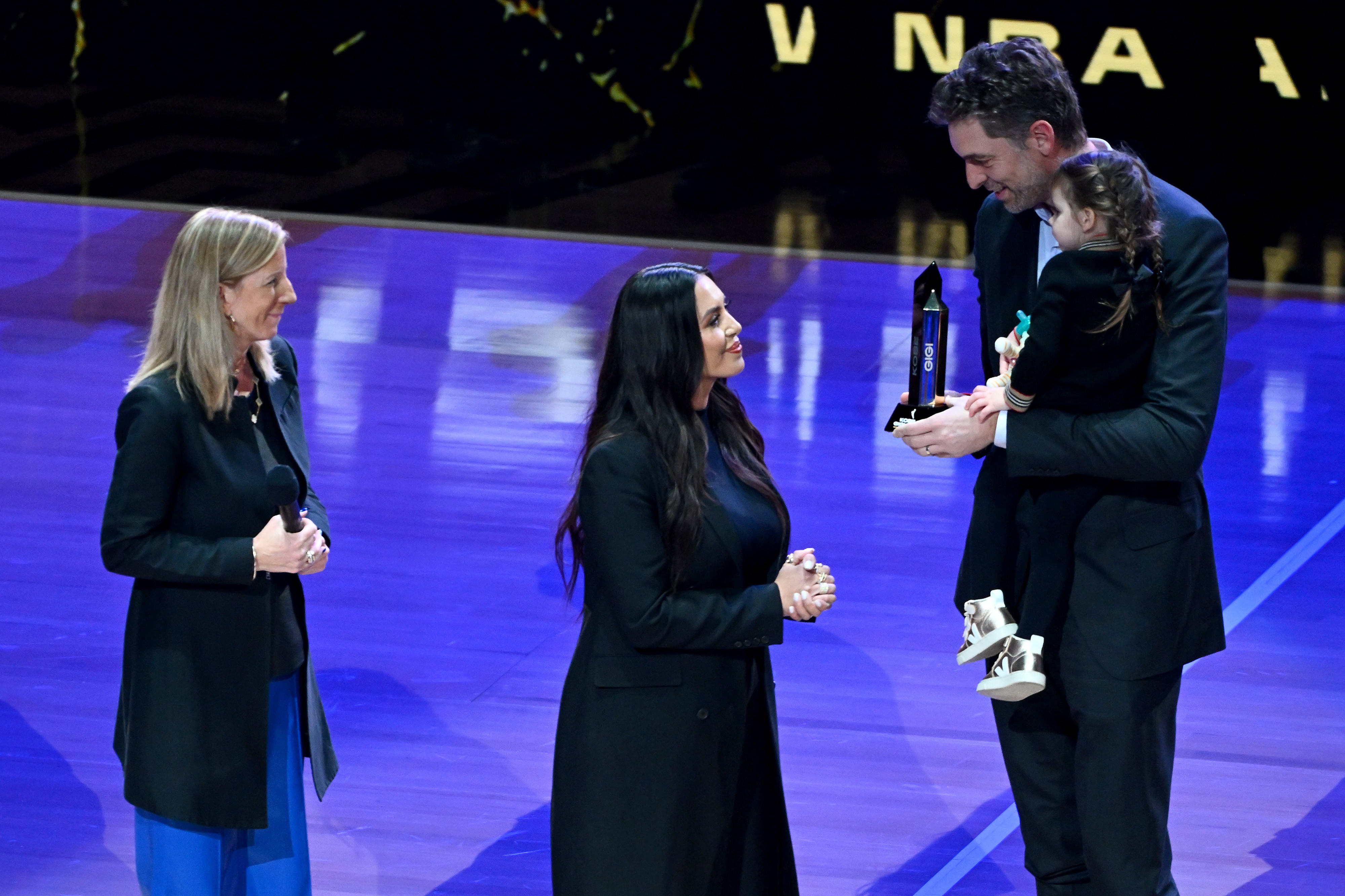 פאו גאסול לצד ונסה בריאנט