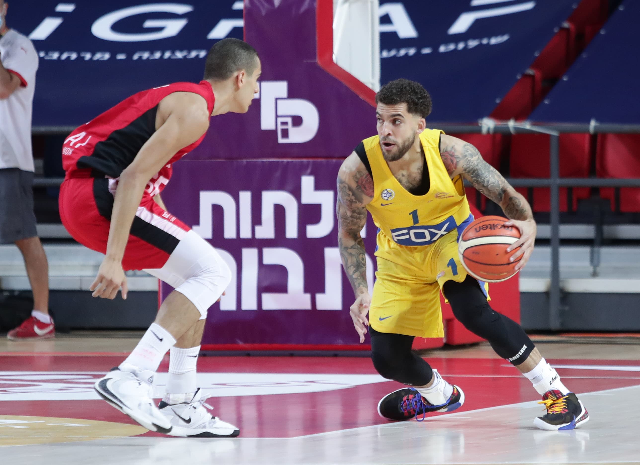 שחקן מכבי תל אביב סקוטי ווילבקין מול שחקן הפועל תל אביב ים מדר