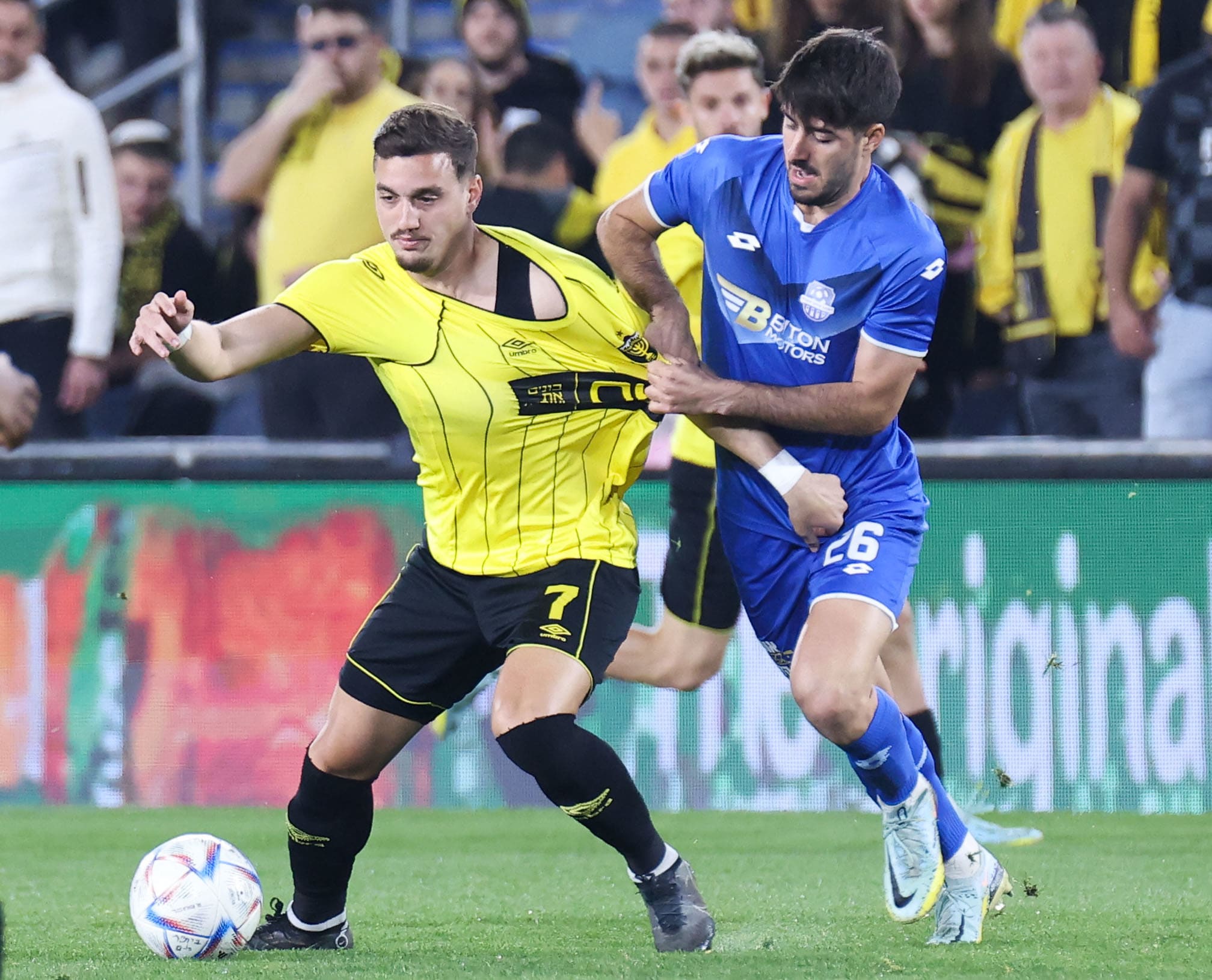 שחקן בית"ר ירושלים ירדן שועה, מול שחקן הפועל עפולה, אדר אזרואל