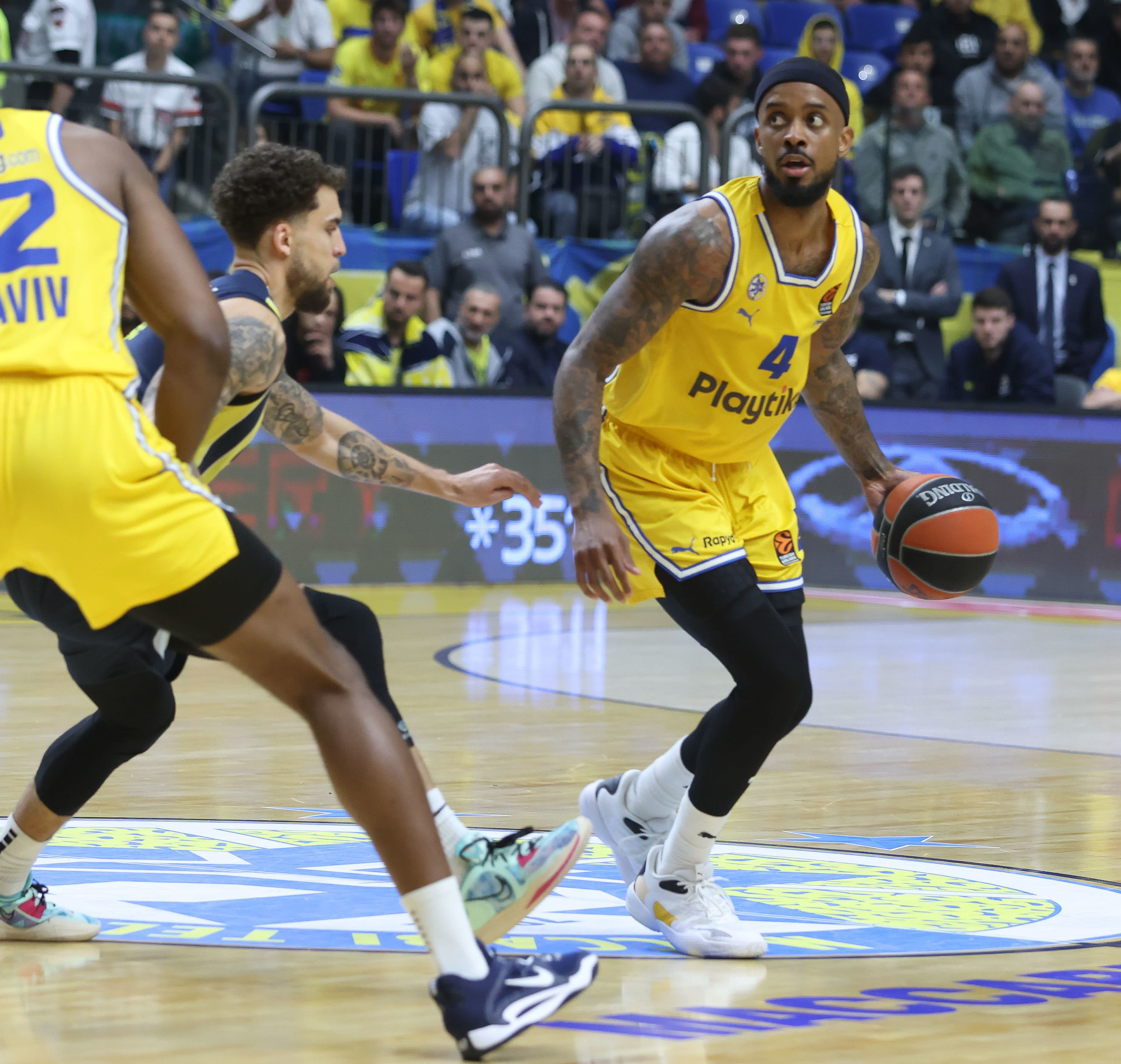 שחקן מכבי תל אביב לורנזו בראון, מול שחקן פנרבחצ'ה, סקוטי ווילבקין