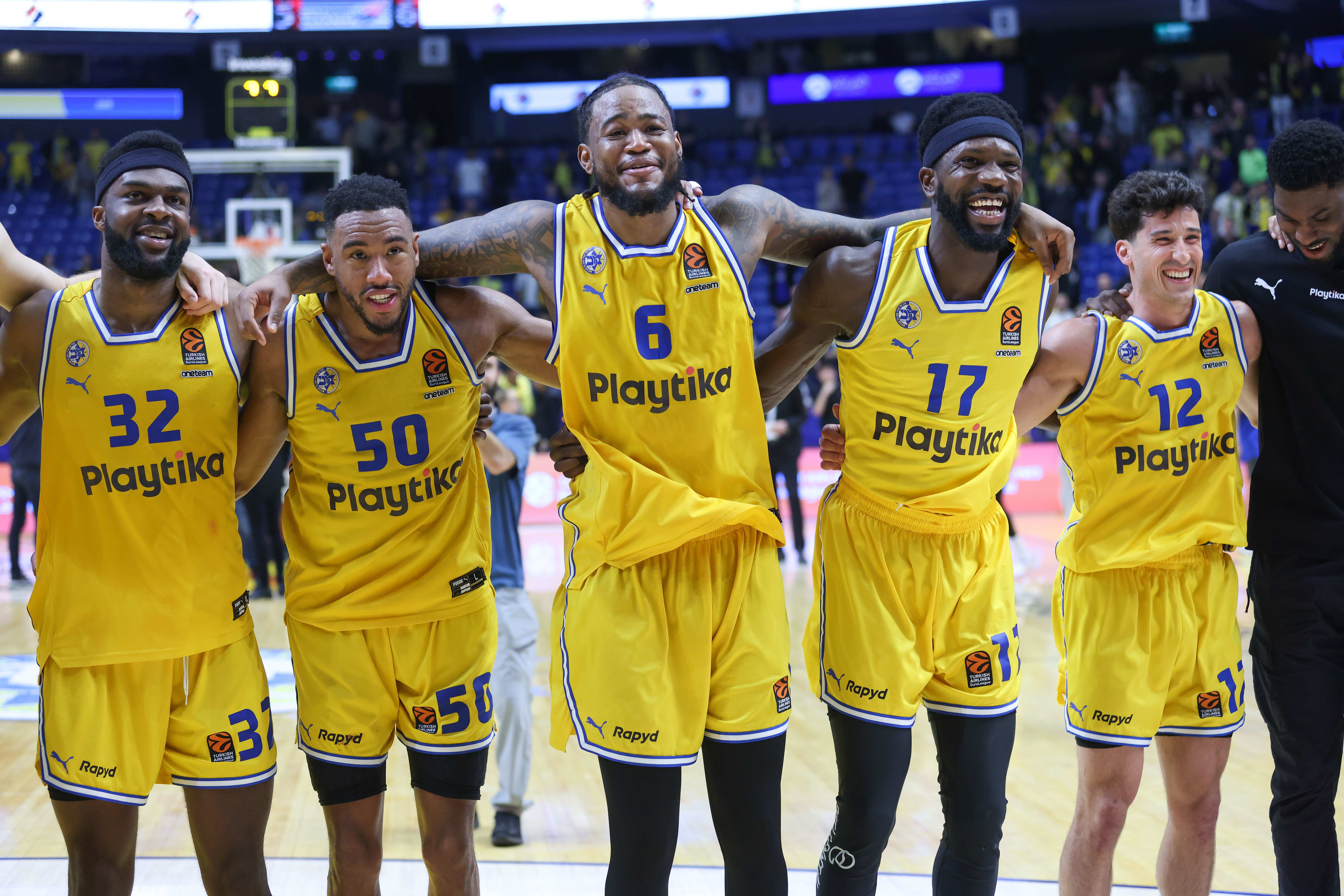 שחקני מכבי תל אביב חוגגים