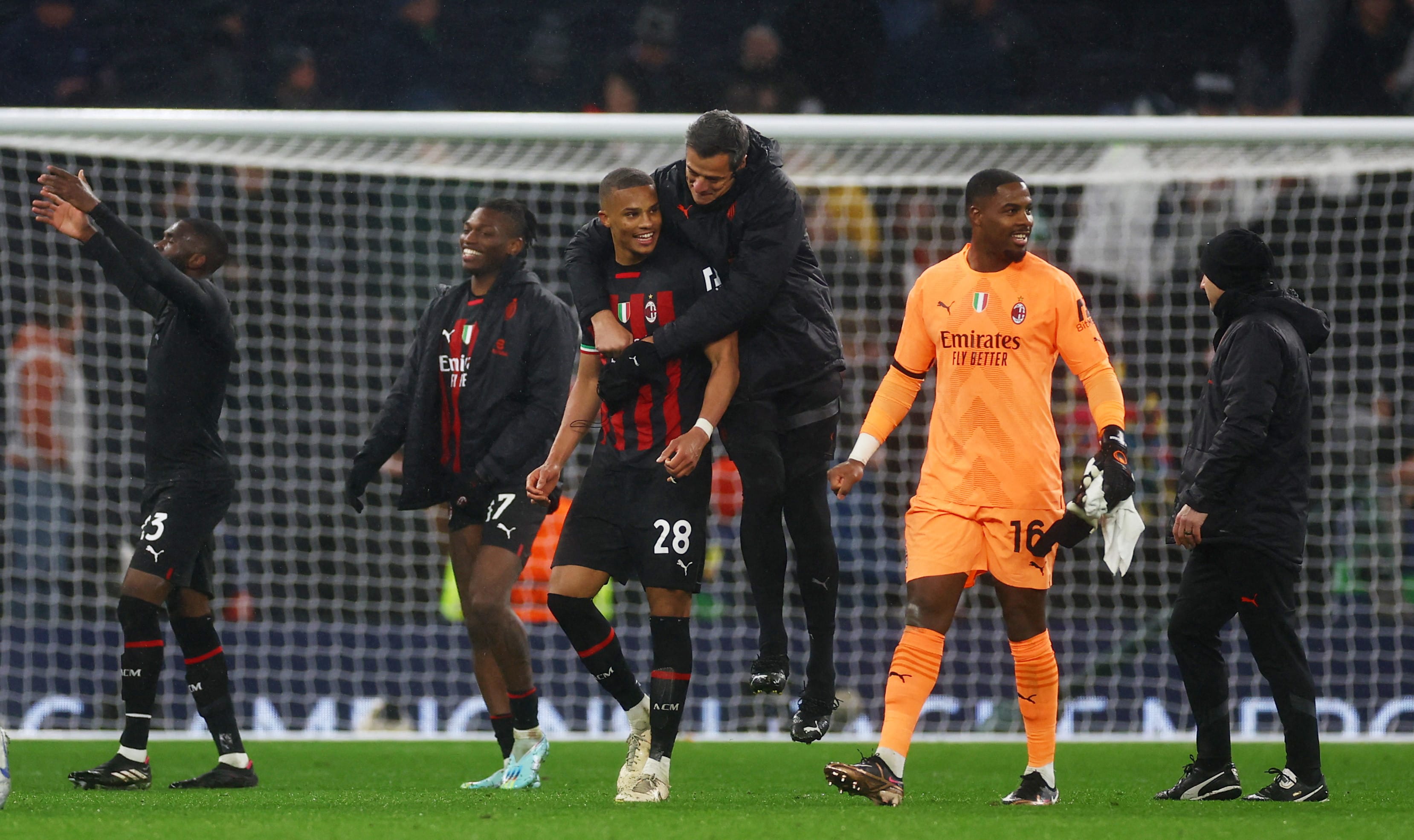 מאליק צ'או, מייק מניאן, שחקני מילאן חוגגים