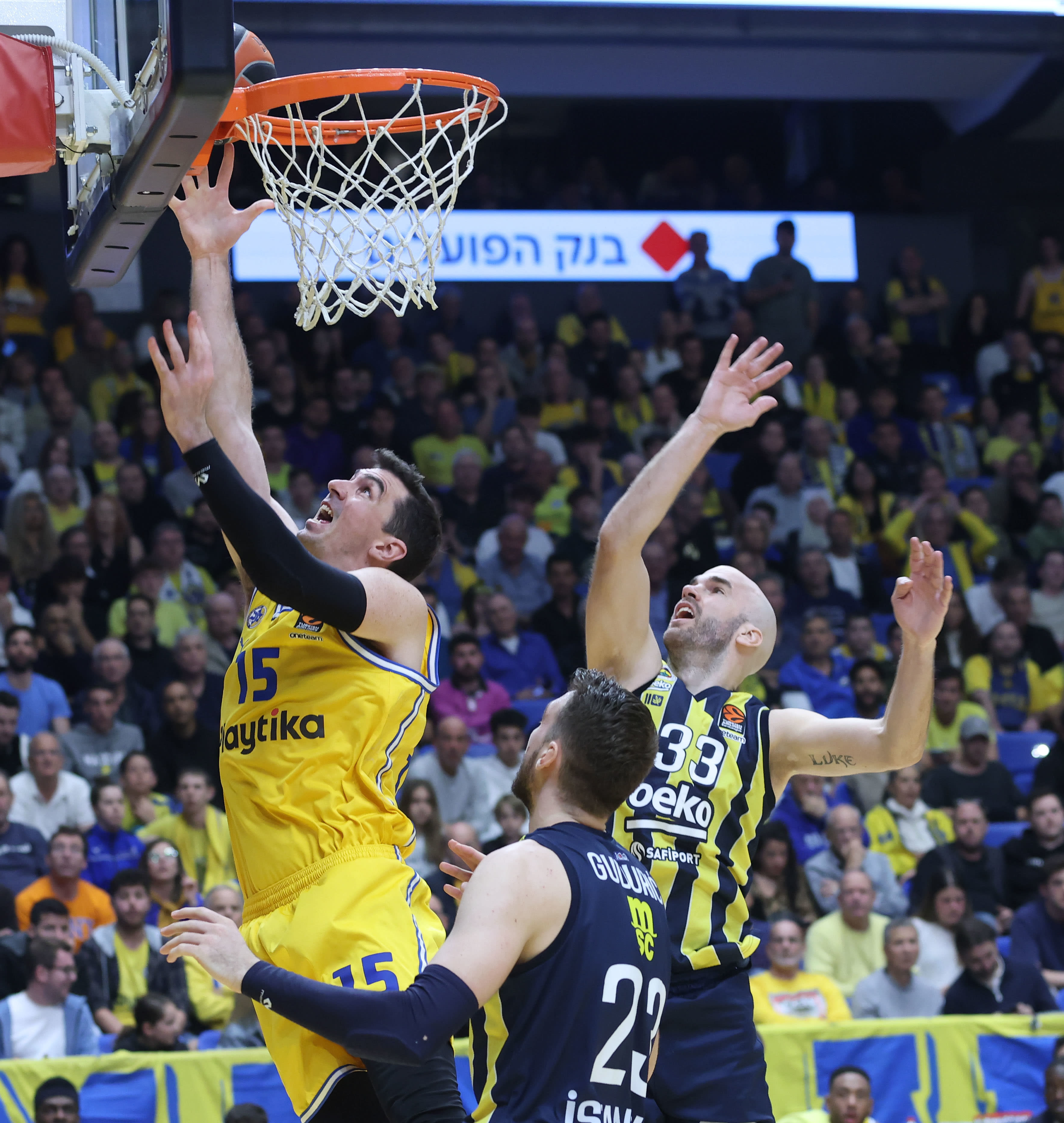 ג'ייק כהן מכבי תל אביב לצד ניק קלאת'ס פנרבחצ'ה