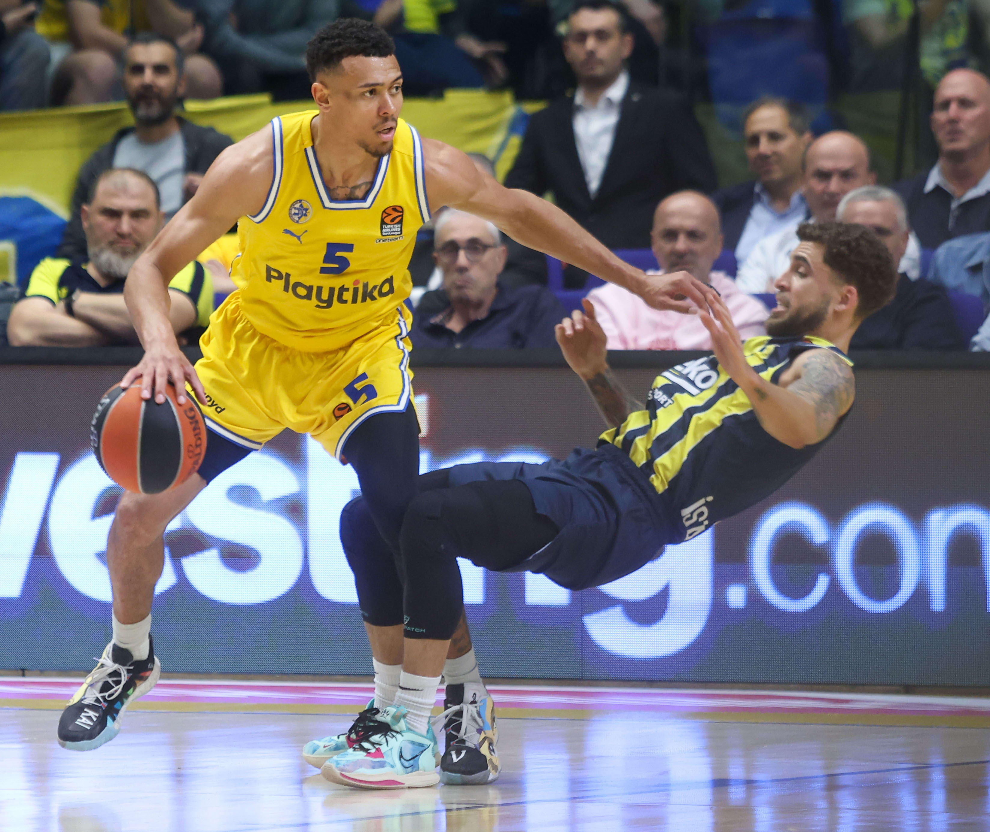 ווייד בולדווין מכבי תל אביב לצד סקוטי ווילבקין פנרבחצ'ה