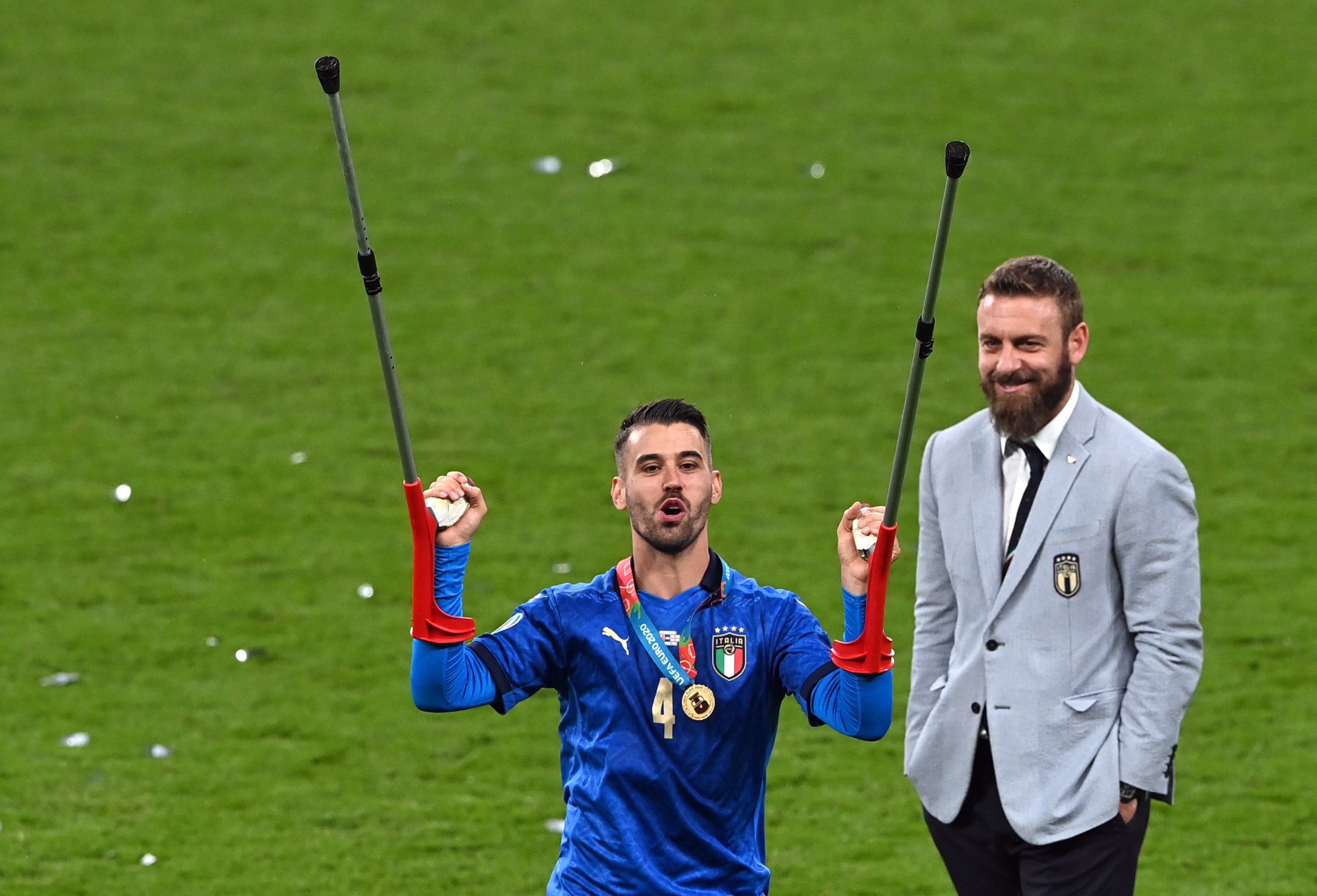 לאונרדו ספינאצולה שחקן נבחרת איטליה חוגג עם קביים