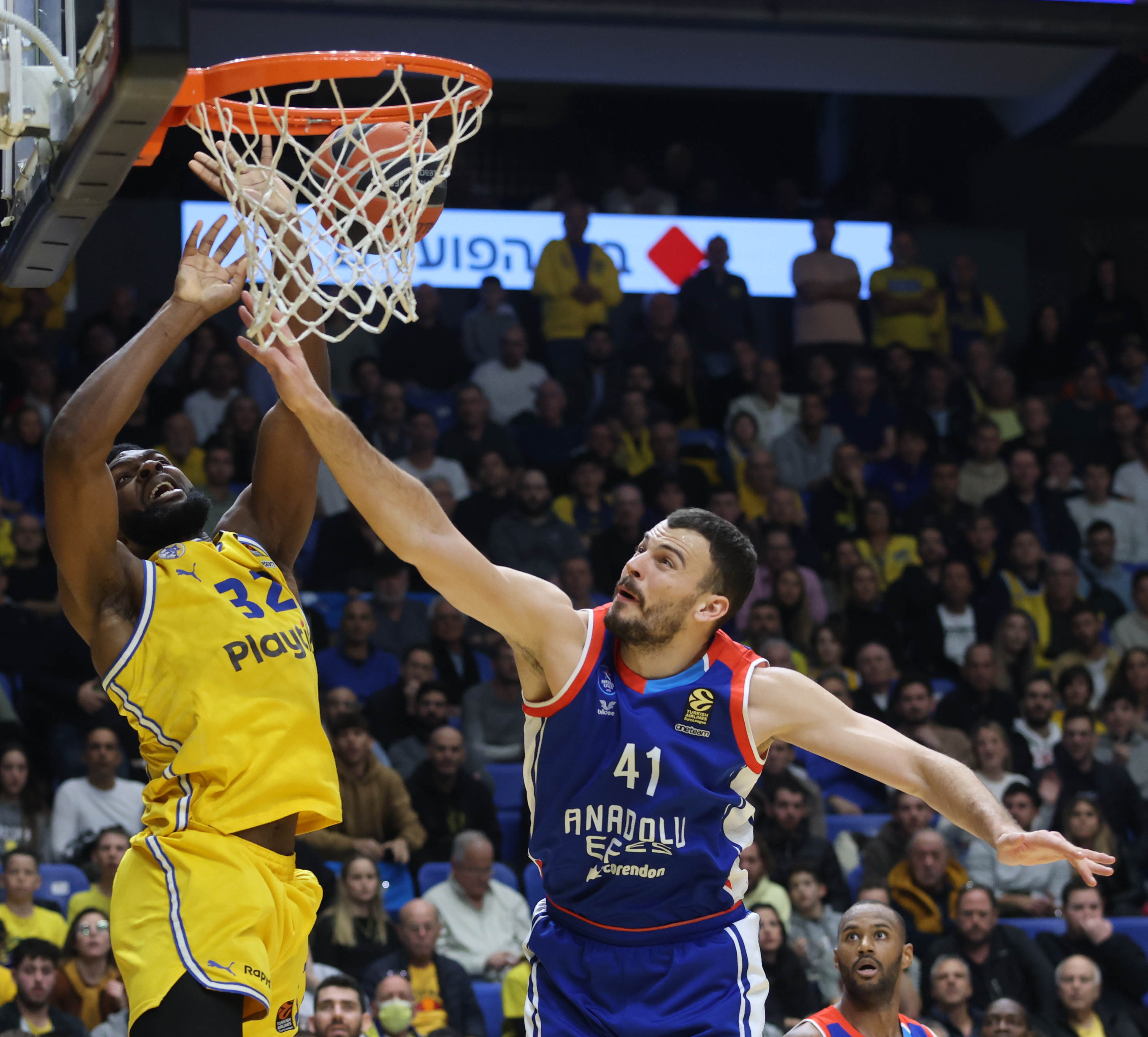 ג'וש ניבו, שחקן מכבי תל אביב לצד אנטה ז'יז'יץ', שחקן אנאדולו אפס