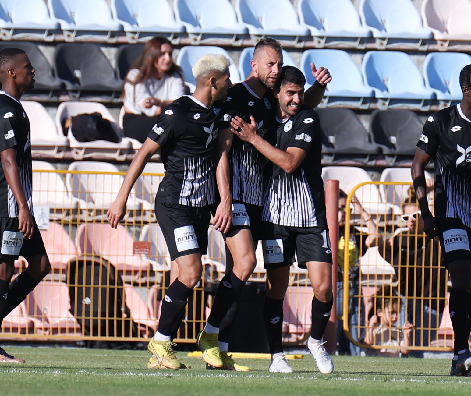 שחקני עירוני טבריה חוגגים עם ז'וליו סזאר