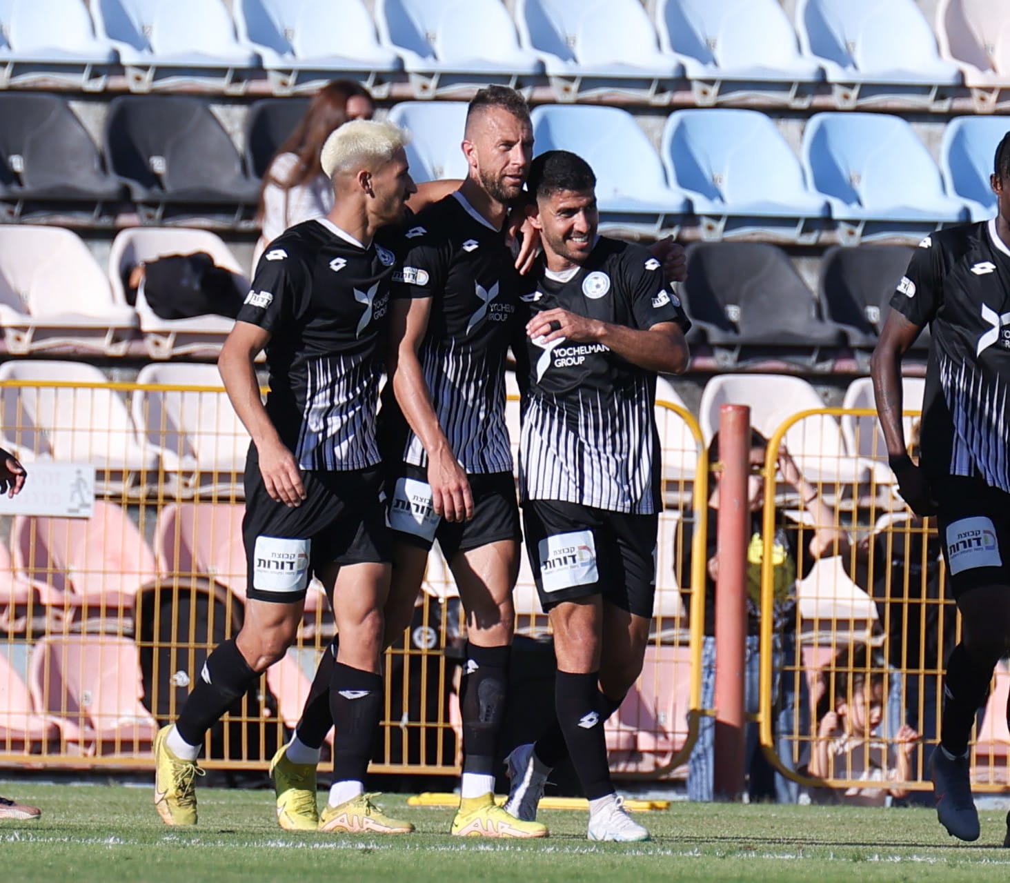 שחקני עירוני טבריה חוגגים עם ז'וליו סזאר