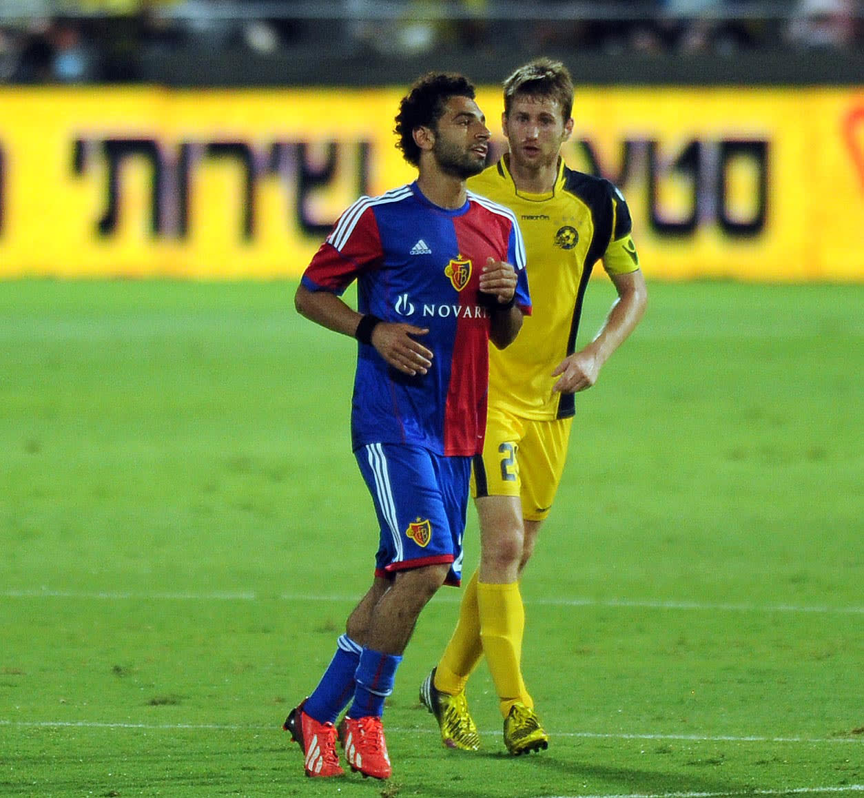 שחקן באזל מוחמד סלאח עם שחקן מכבי תל אביב שרן ייני