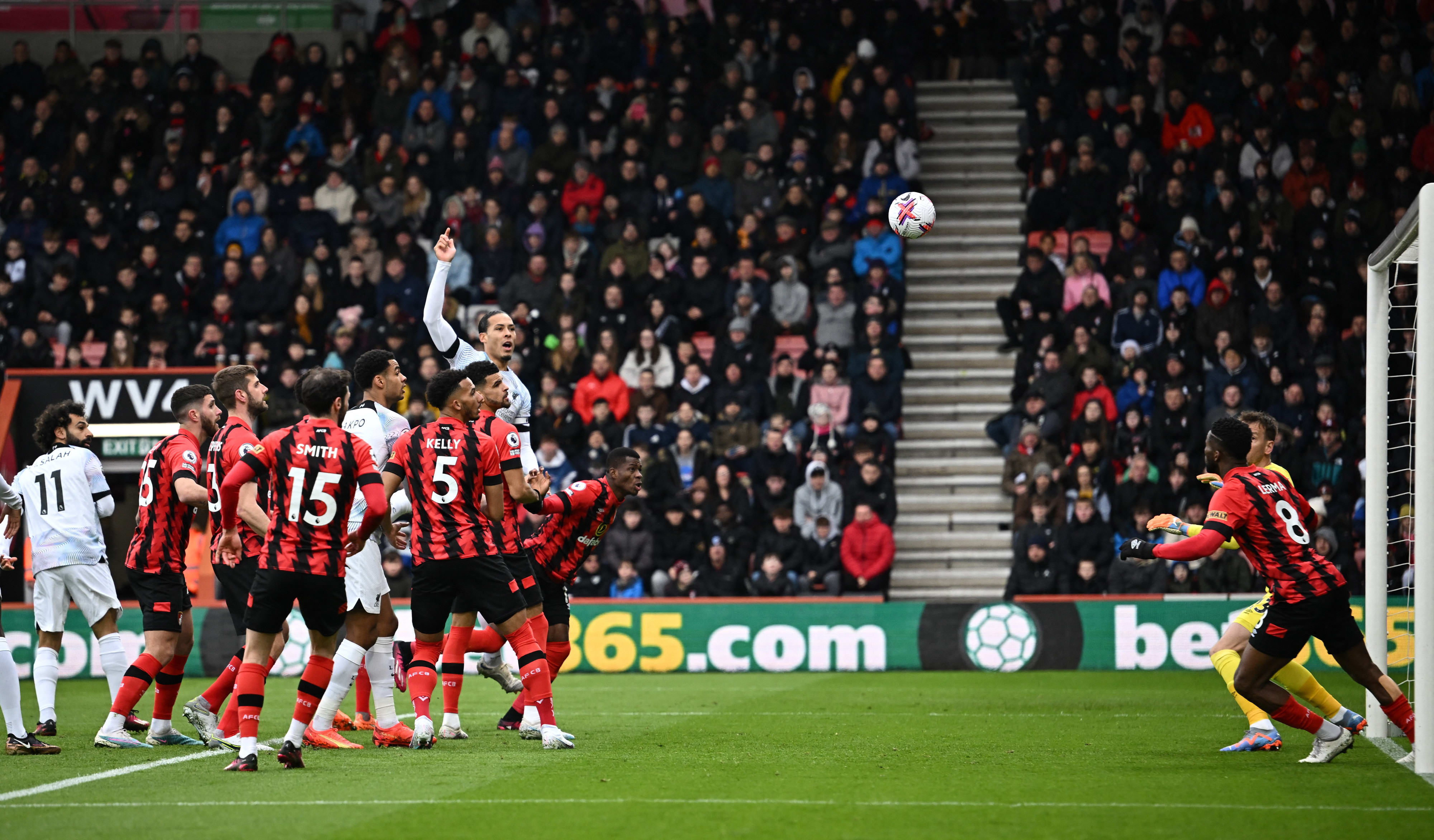 וירג'יל ואן דייק שחקן ליברפול נוגח, ג'פרסון לרמה שחקן בורנמות' מציל מהקו