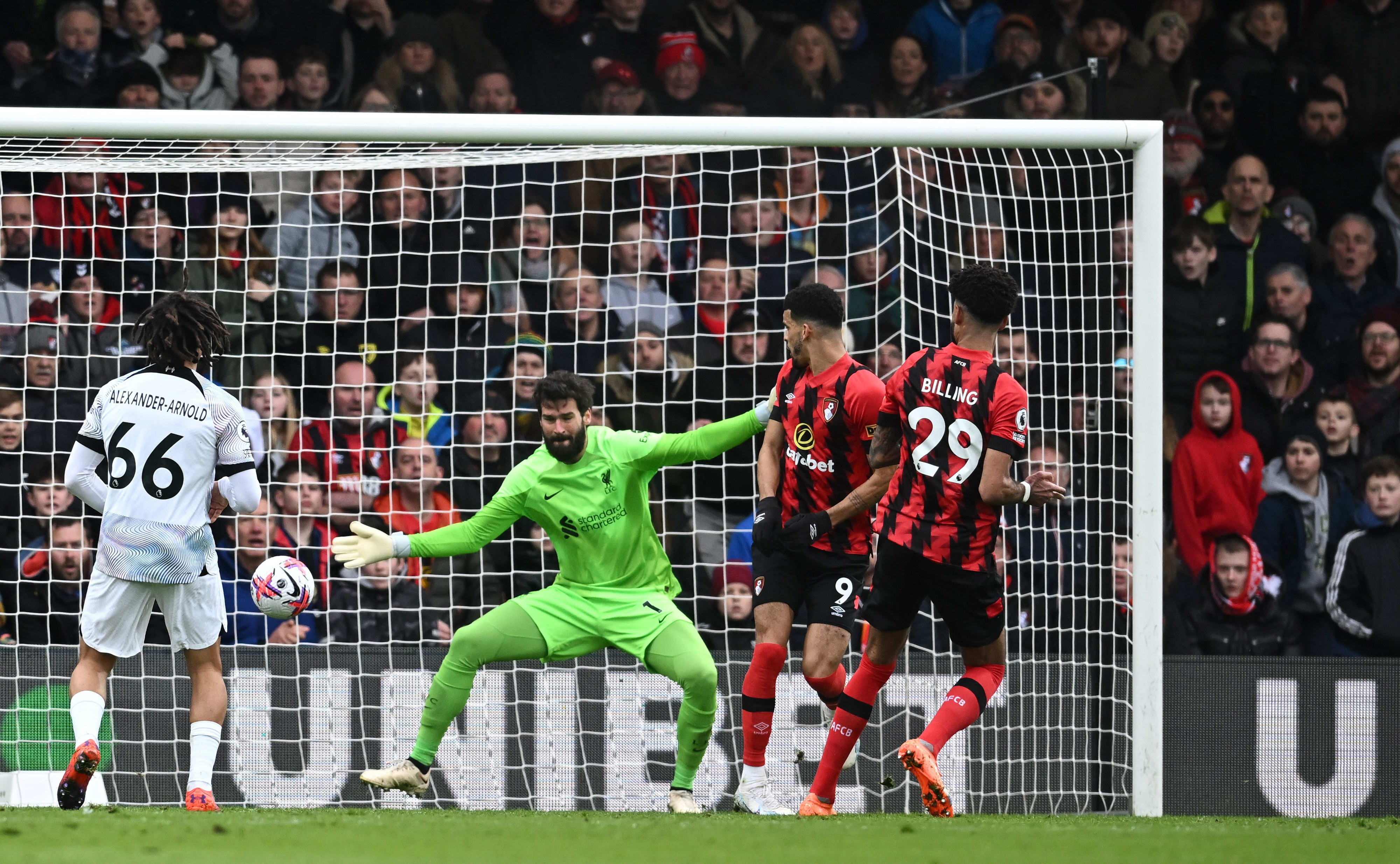 פיליפ בילינג שחקן בורנמות' כובש לרשת ליברפול