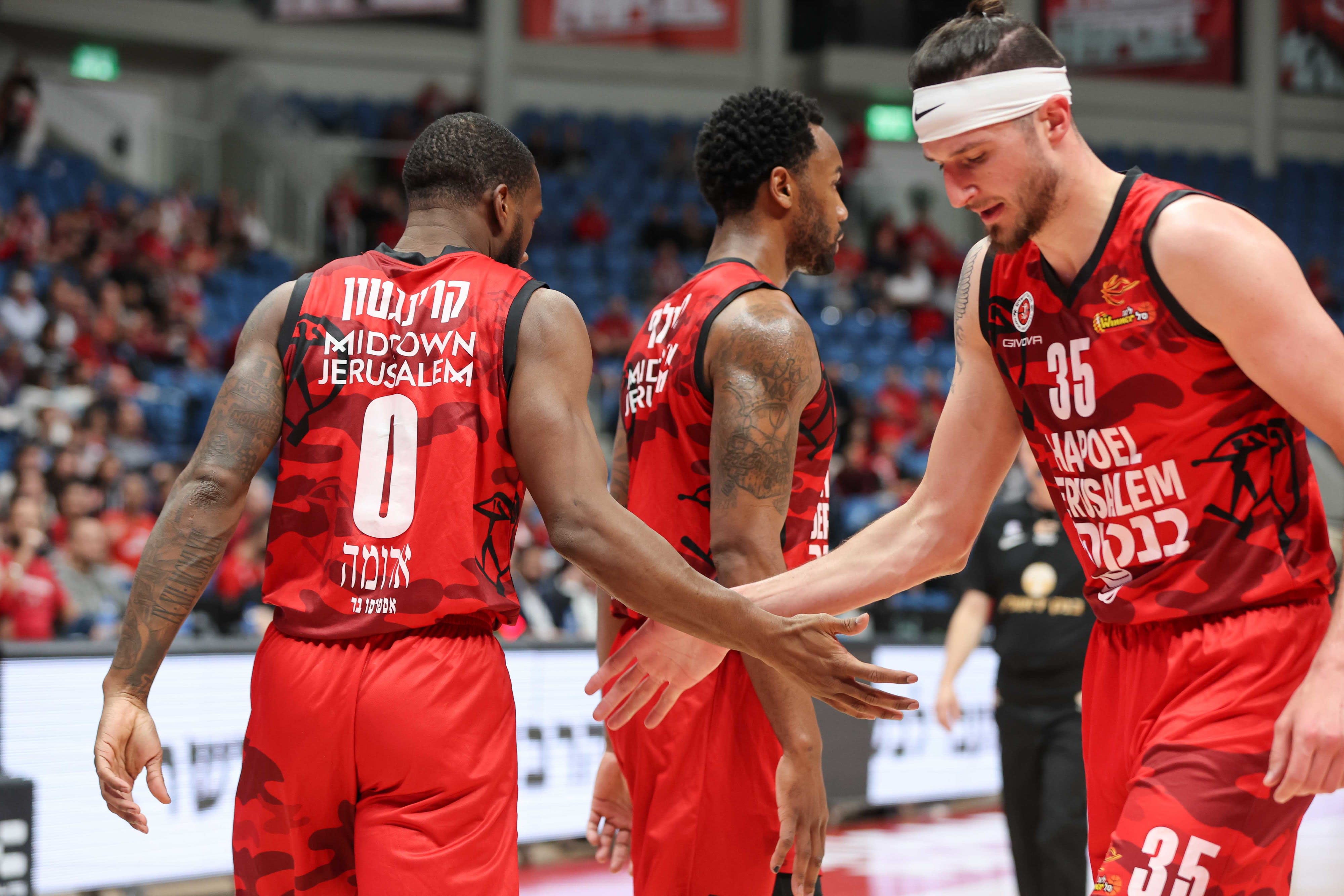 קאדין קרינגטון לצד זאק הנקינס הפועל ירושלים