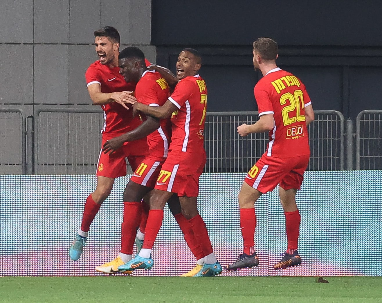 אלטון אקולטסה חוגג עם שחקני מ.ס. אשדוד